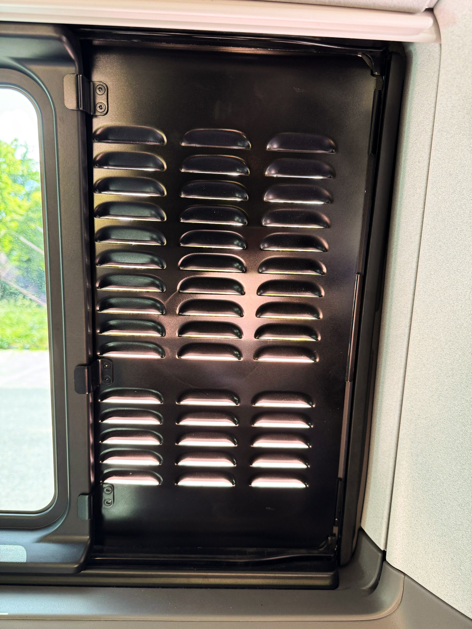Lüftungsgitter VW T6.1 für das Schiebefenster Lüftungsgitter VW T6.1 für das Schiebefenster