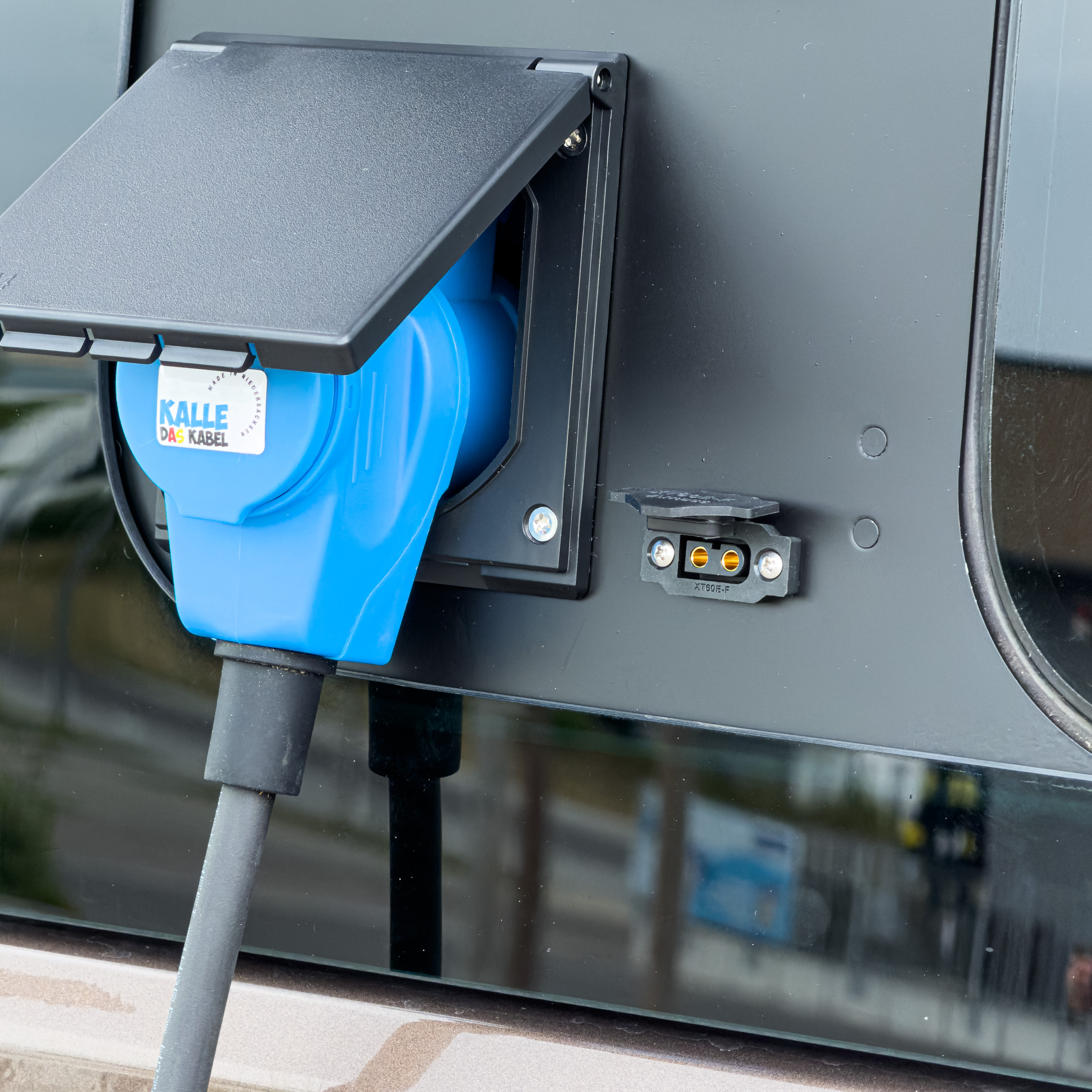 VenturaFlex – Lüftungsmodul mit CEE-Anschluss (RCD) und Fliegengitter, passend für VW T5, T6 VenturaFlex – Lüftungsmodul mit CEE-Anschluss (RCD) und Fliegengitter, passend für VW T5, T6