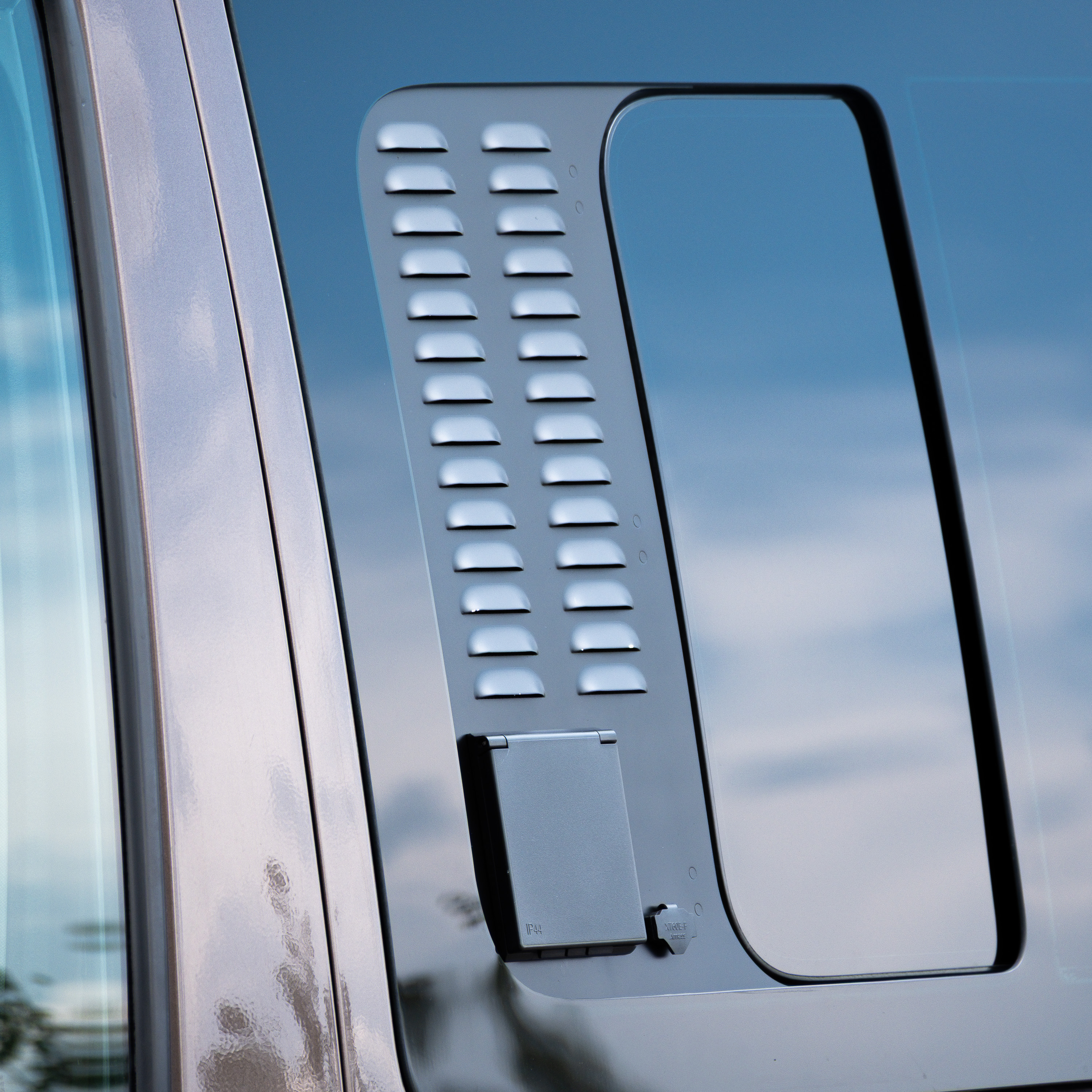 VenturaFlex – Lüftungsmodul mit CEE-Anschluss (RCD) und Fliegengitter, passend für VW T5, T6 VenturaFlex – Lüftungsmodul mit CEE-Anschluss (RCD) und Fliegengitter, passend für VW T5, T6