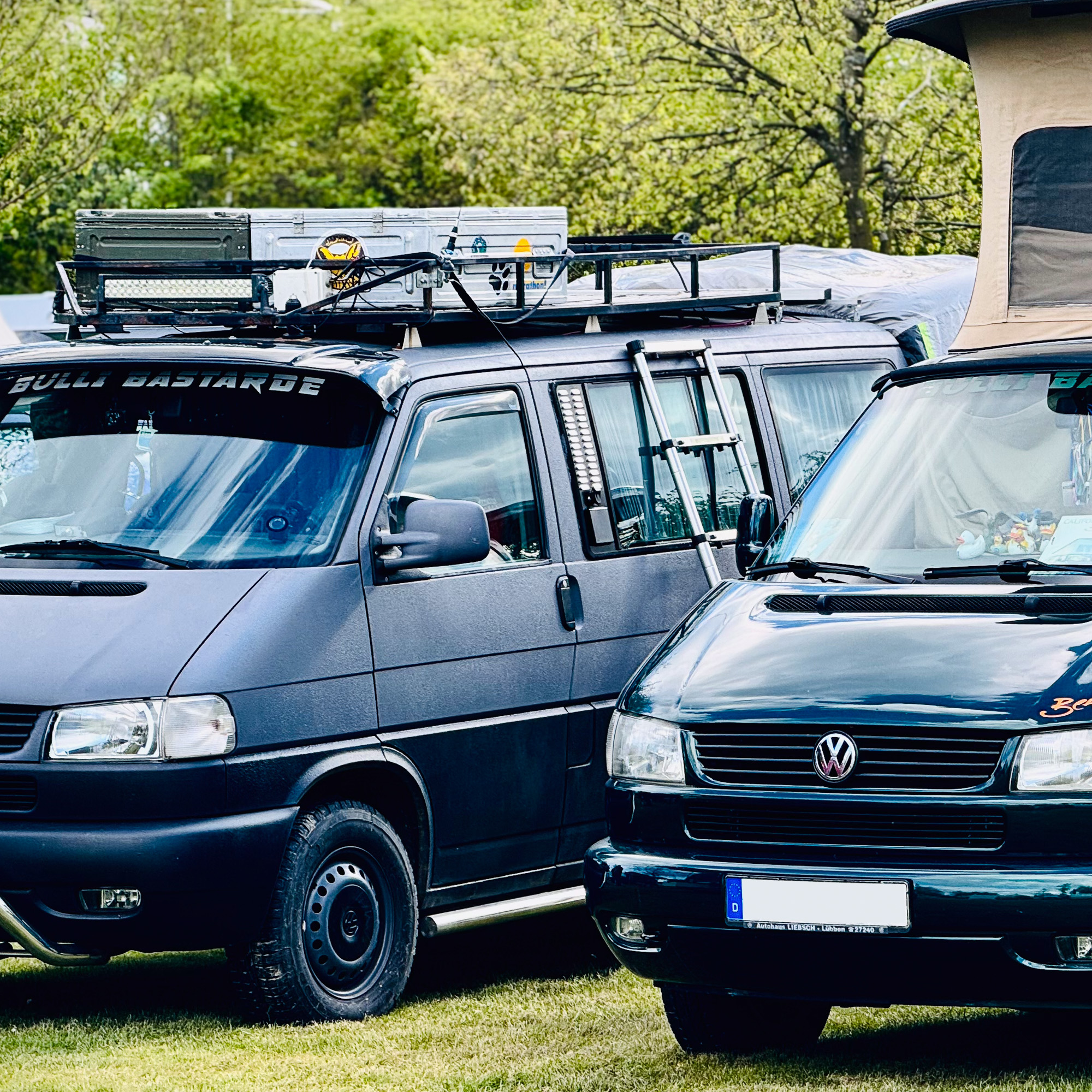 Kundenreferenz von einem Venturaflex an einem grauen VW T4 mit Dachgepäckträger und weiterem VW T4 im Vordergrund Zwei VW T4 nebeneinander und am hinteren ist der Venturaflex montert