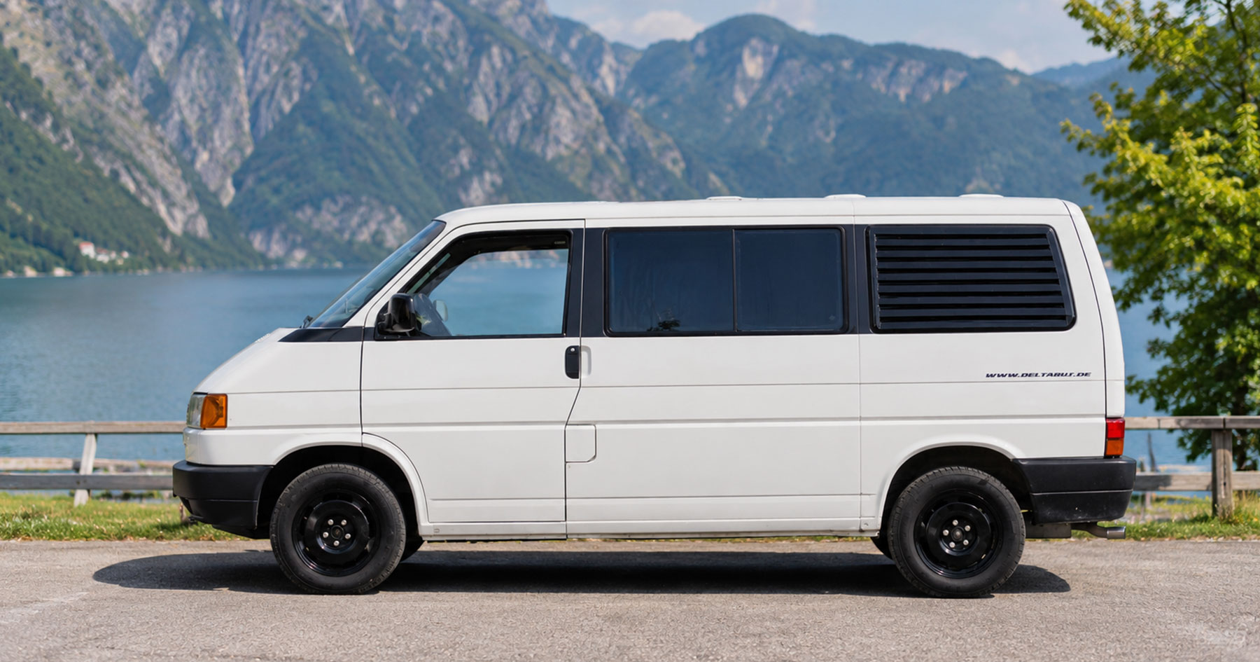 Seitliche-Formblenden-am-VW-T4-aus-GFK-oder-Carbon