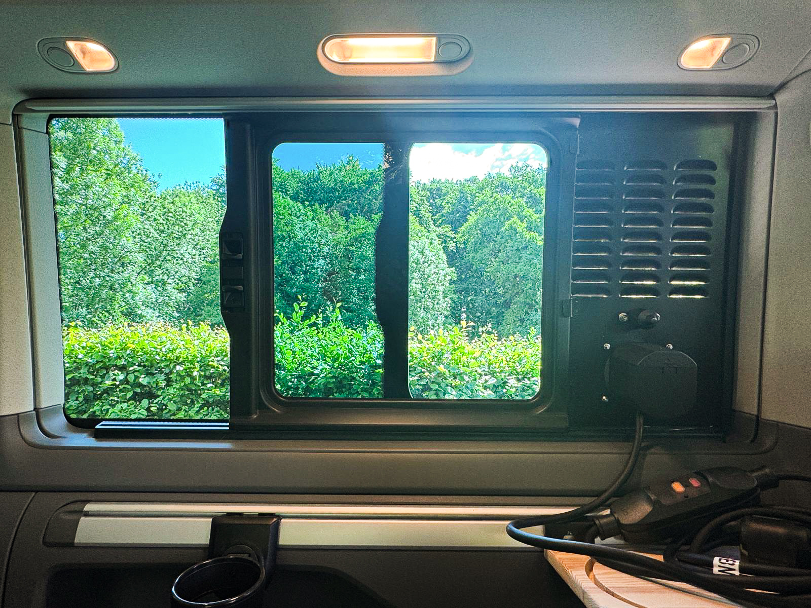 VenturaFlex für VW T6.1 - Lüftung, CEE Anschluss mit RCD und Fliegengitter VenturaFlex für VW T6.1 - Lüftung, CEE Anschluss mit RCD und Fliegengitter