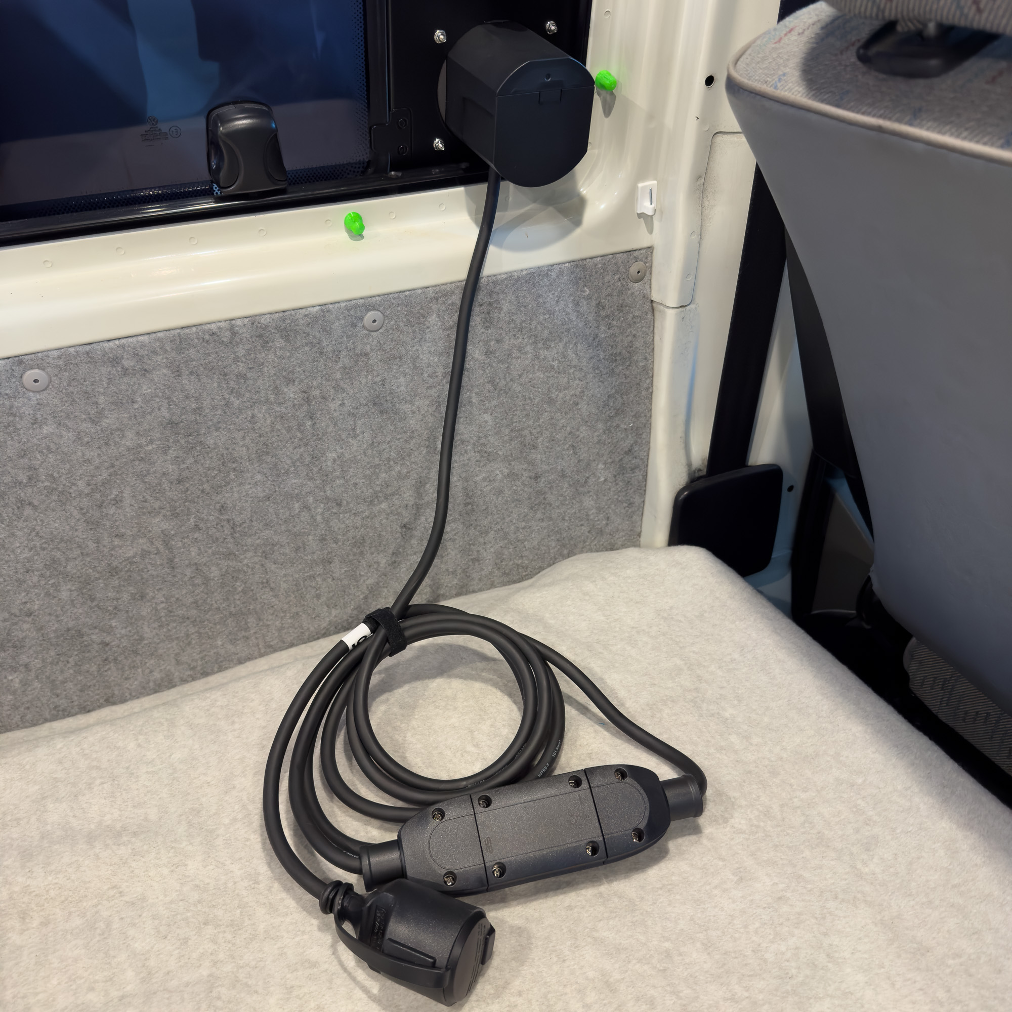 Venturaflex VW T4 RCD-3 Auf der Liege im VW T4 zusammengerolltes Stromkabel des Venturaflex