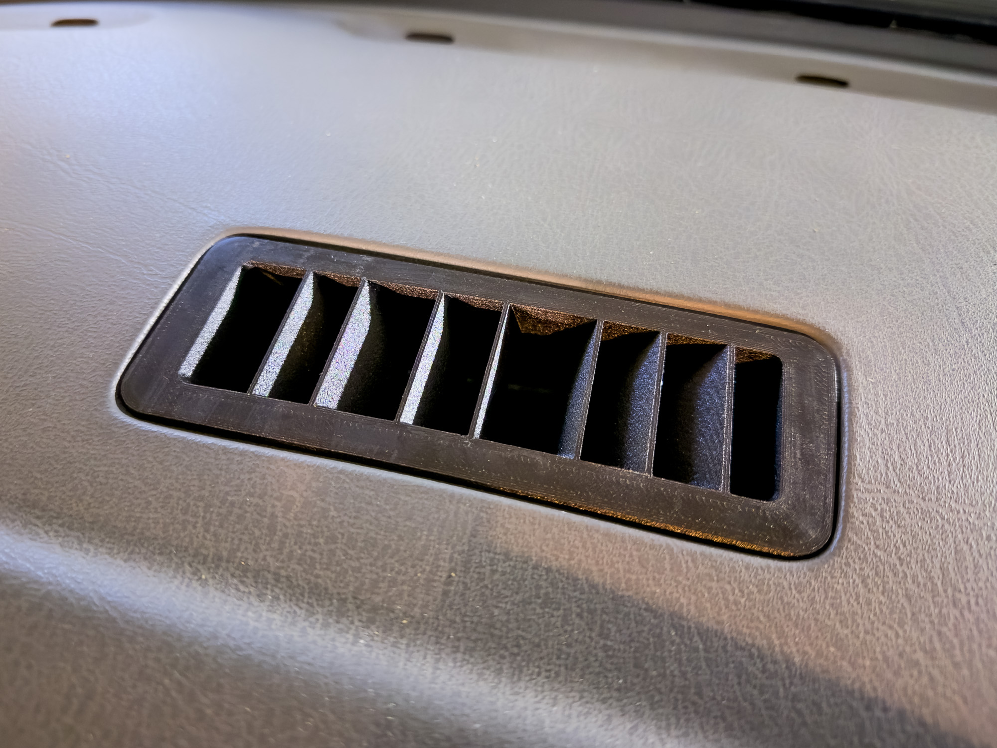 Lüftungsdüse Windschutzscheibe links oder rechts passend für VW T4 – OE-Referenz 701 819 071 / 701 819 072
