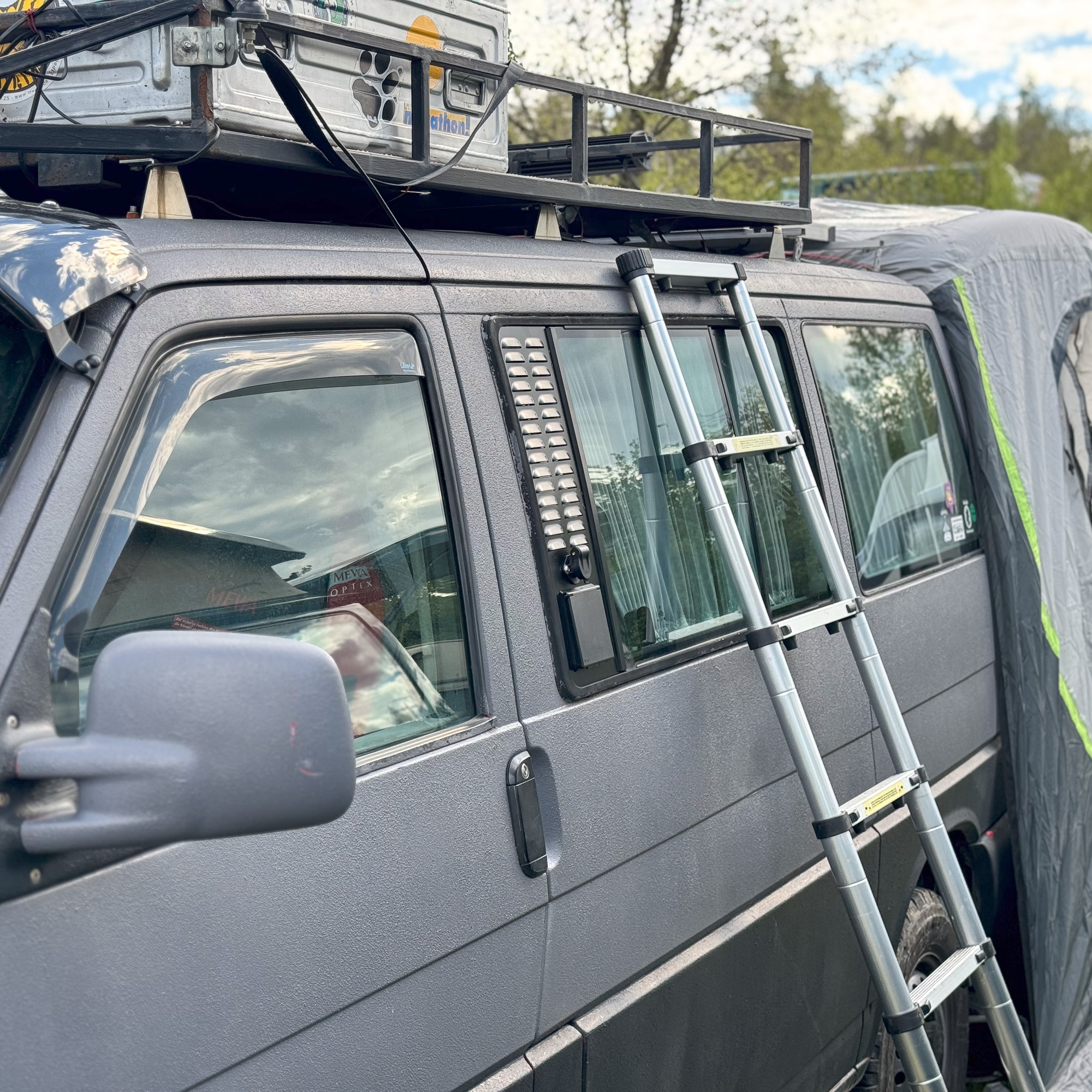 Venturaflex Kundenreferenz von grauem VW T4 mit Dachgepäckträger Kundenreferenz von einem Venturaflex an einem grauen VW T4 mit Dachgepäckträger