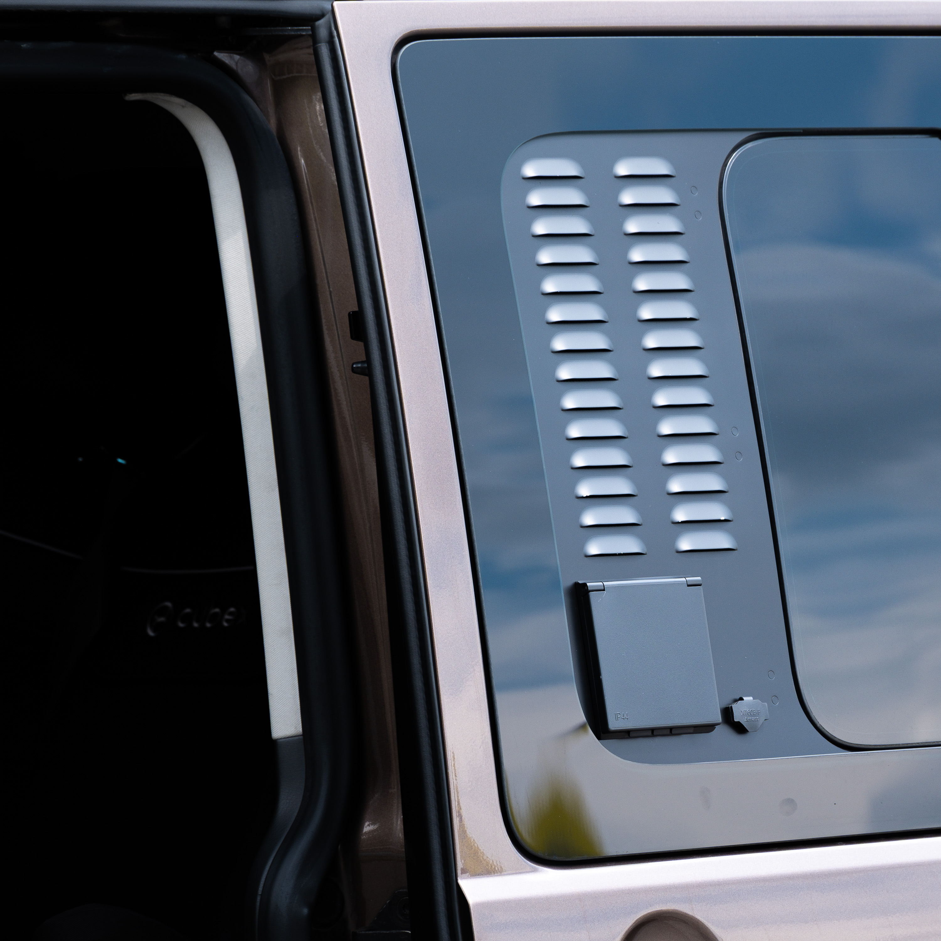 VenturaFlex – Lüftungsmodul mit CEE-Anschluss (RCD) und Fliegengitter, passend für VW T5, T6 VenturaFlex – Lüftungsmodul mit CEE-Anschluss (RCD) und Fliegengitter, passend für VW T5, T6