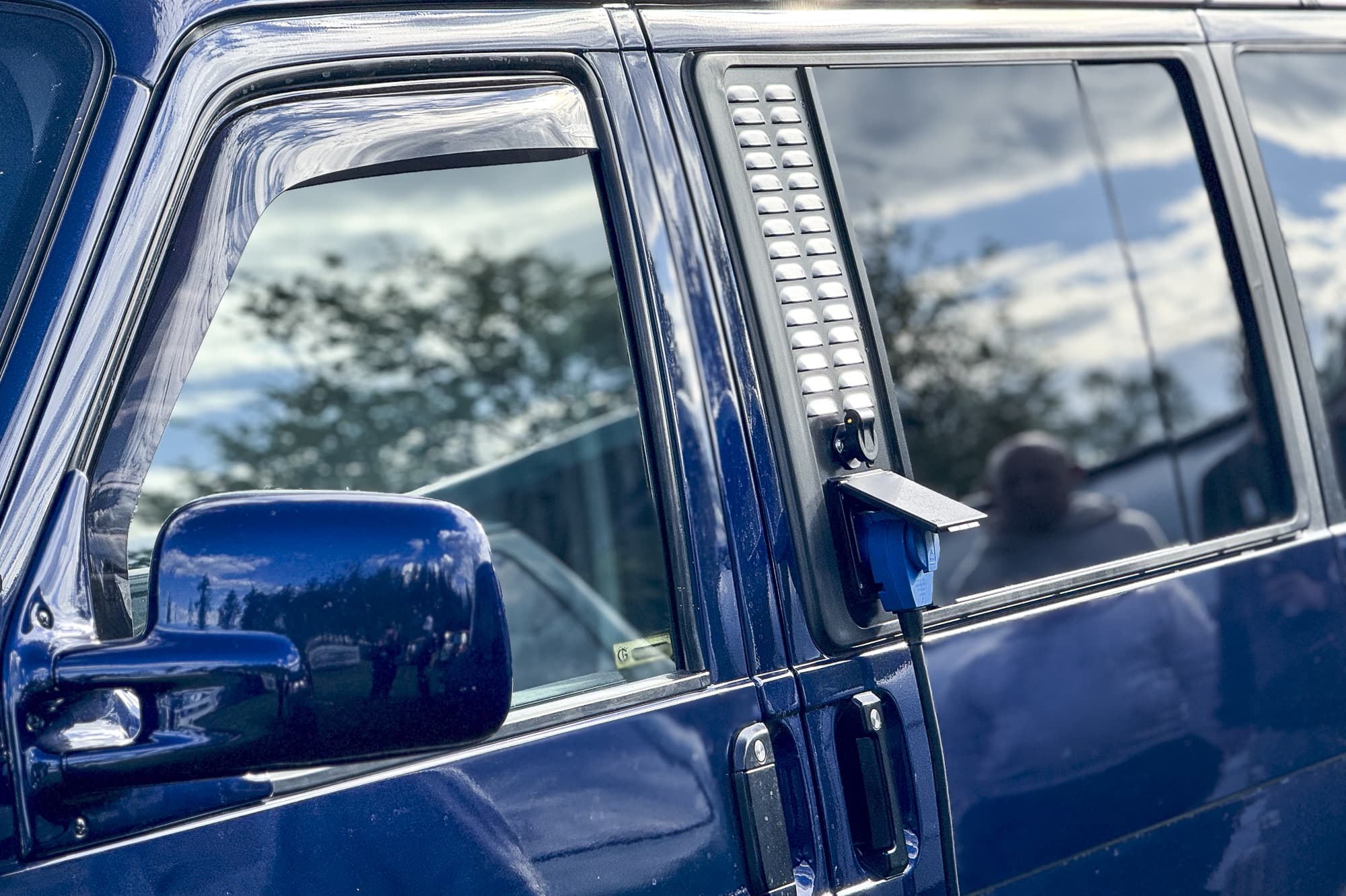 Venturaflex-System-VW T4 - Blauer T4 VenturaFlex System am blauen VW T4 eingebaut