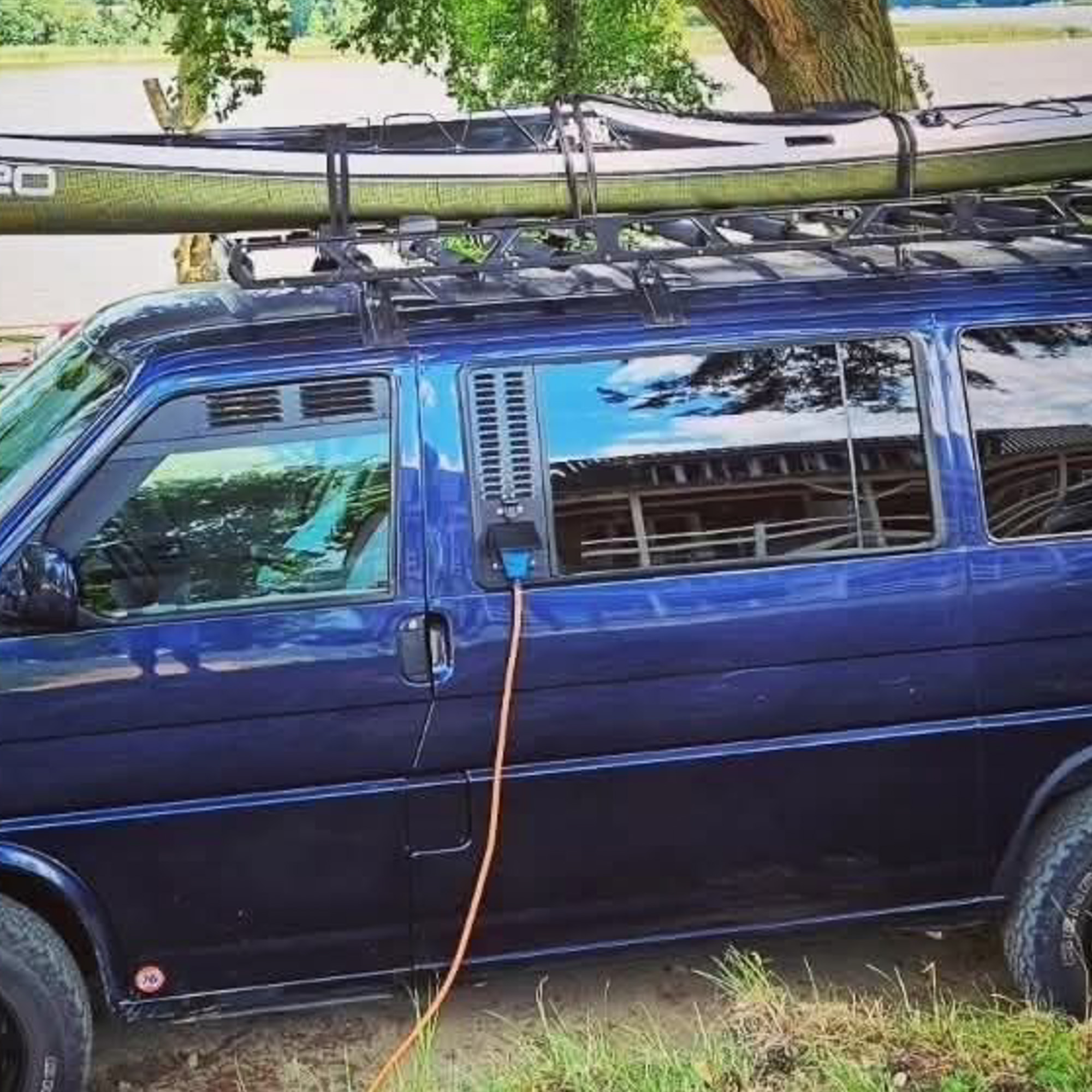 Angeschlossener Venturaflex vom Kunde VW T4 in blau Venturaflex an einem blauen VW T4 vom Kunden angeschlossen