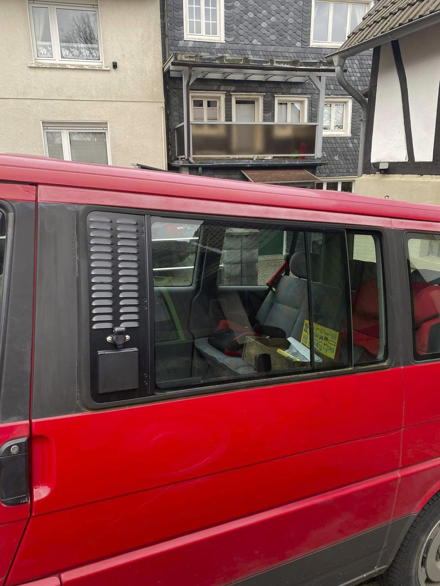 Venturaflex Referenz roter VW T4 kundenreferenz von einem montierten Venturaflex an einem roten VW T4