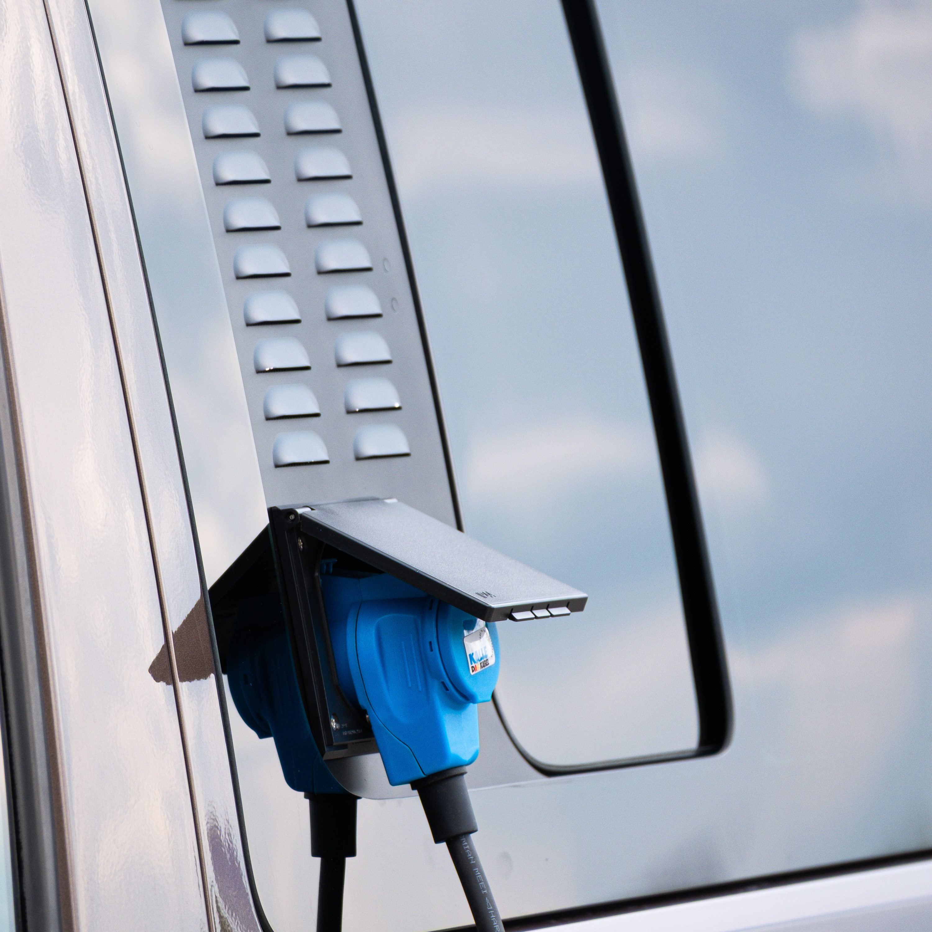 VenturaFlex – Lüftungsmodul mit CEE-Anschluss (RCD) und Fliegengitter, passend für VW T5, T6 VenturaFlex – Lüftungsmodul mit CEE-Anschluss (RCD) und Fliegengitter, passend für VW T5, T6