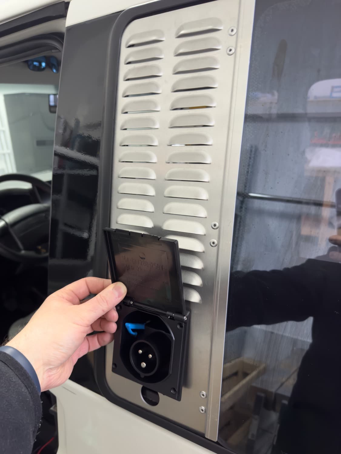 VW T4 Schiebefenster Lüftung mit Solar- und CEE-Einspeisungsstecker für Landstrom VW T4 Schiebefenster Lüftung mit Solar- und CEE-Einspeisungsstecker für Landstrom