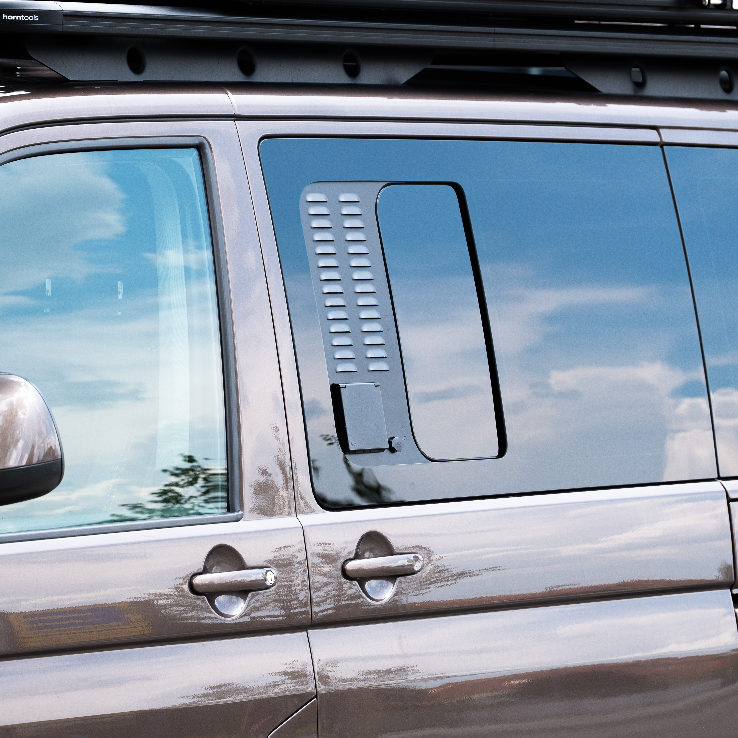 VenturaFlex – Lüftungsmodul mit CEE-Anschluss (RCD) und Fliegengitter, passend für VW T5, T6 VenturaFlex – Lüftungsmodul mit CEE-Anschluss (RCD) und Fliegengitter, passend für VW T5, T6
