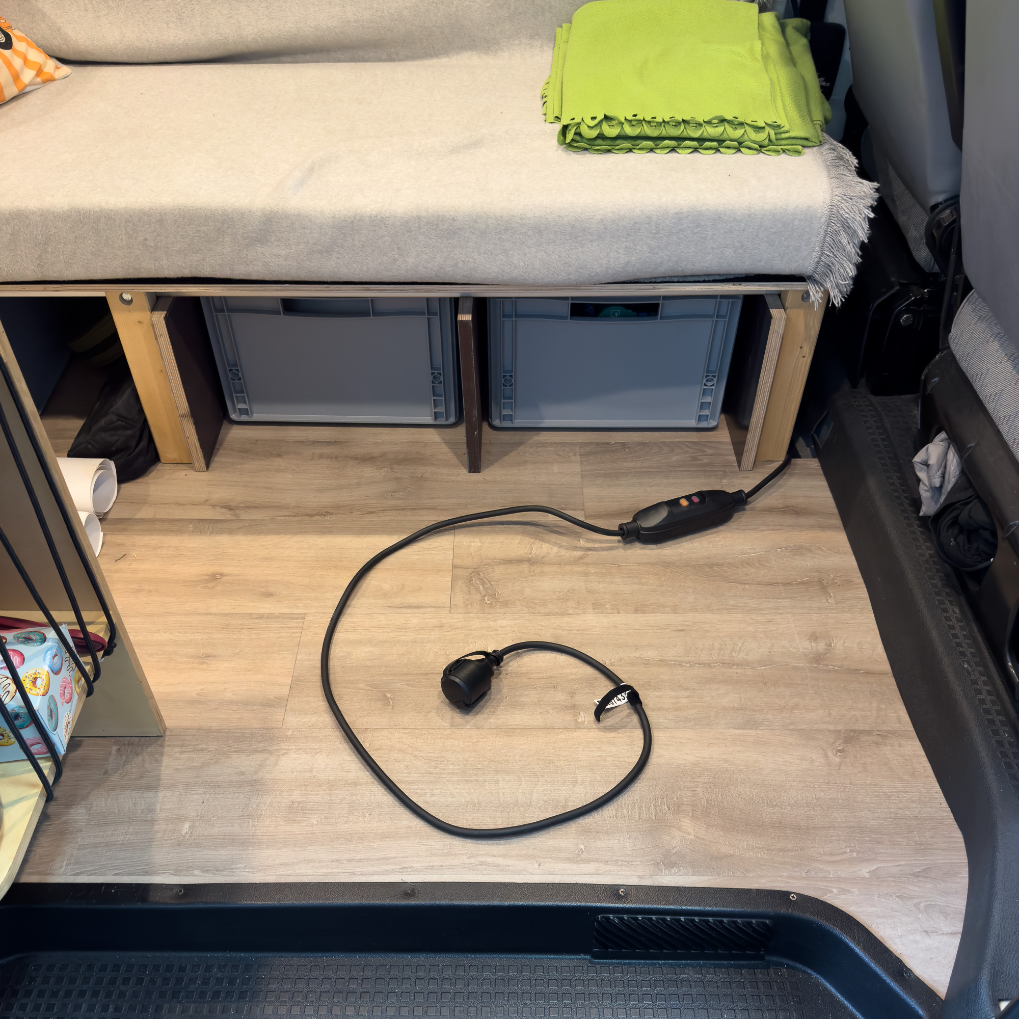 Venturaflex VW T4 RCD-4 Auf dem Boden eines VW T4 verlegtes Stromkabel vom Venturaflex
