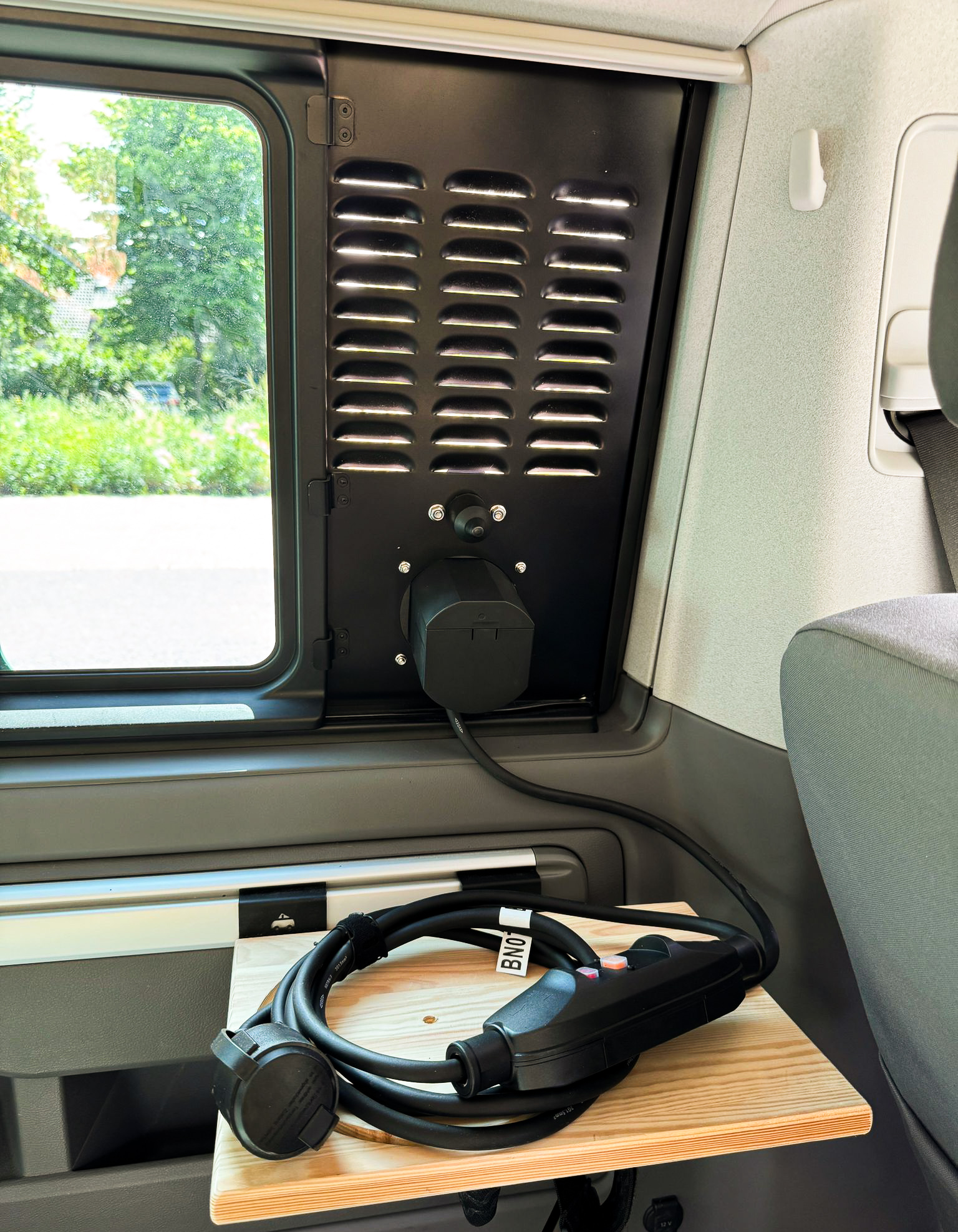 VenturaFlex für VW T6.1 - Lüftung, CEE Anschluss mit RCD und Fliegengitter