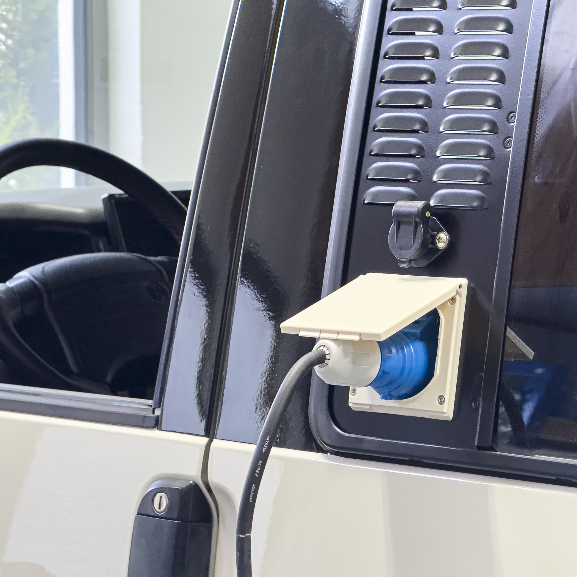 CEE-Steckdose mit Lüftung VW T4 CEE-Steckdose mit Lüftung VW T4