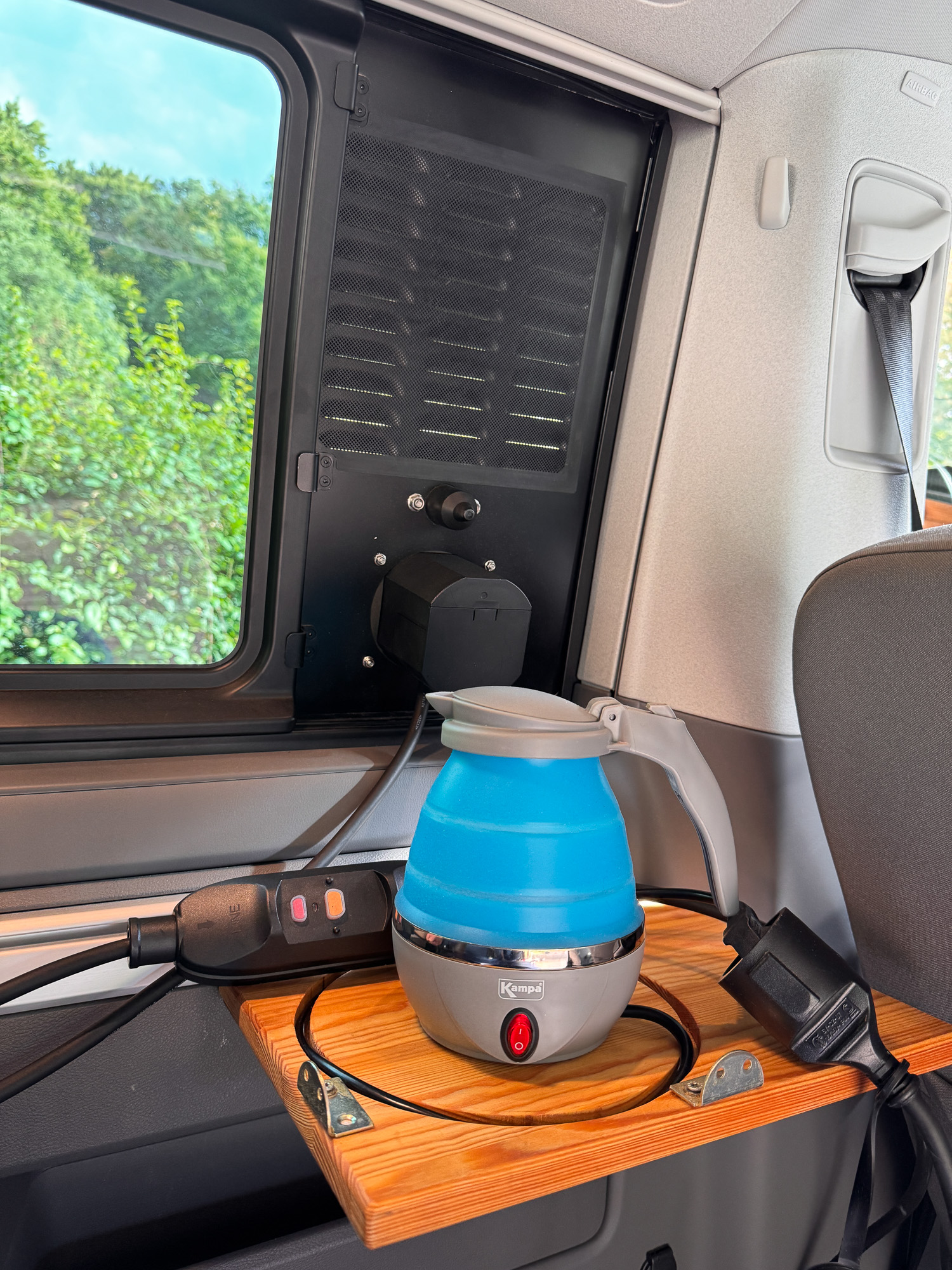 Wasserkocher im VW T6 an einem Venturaflex angeschlossen Wasserkocher auf einem Campingtisch in einem VW T6 der an den Venturaflex angeschlossen ist