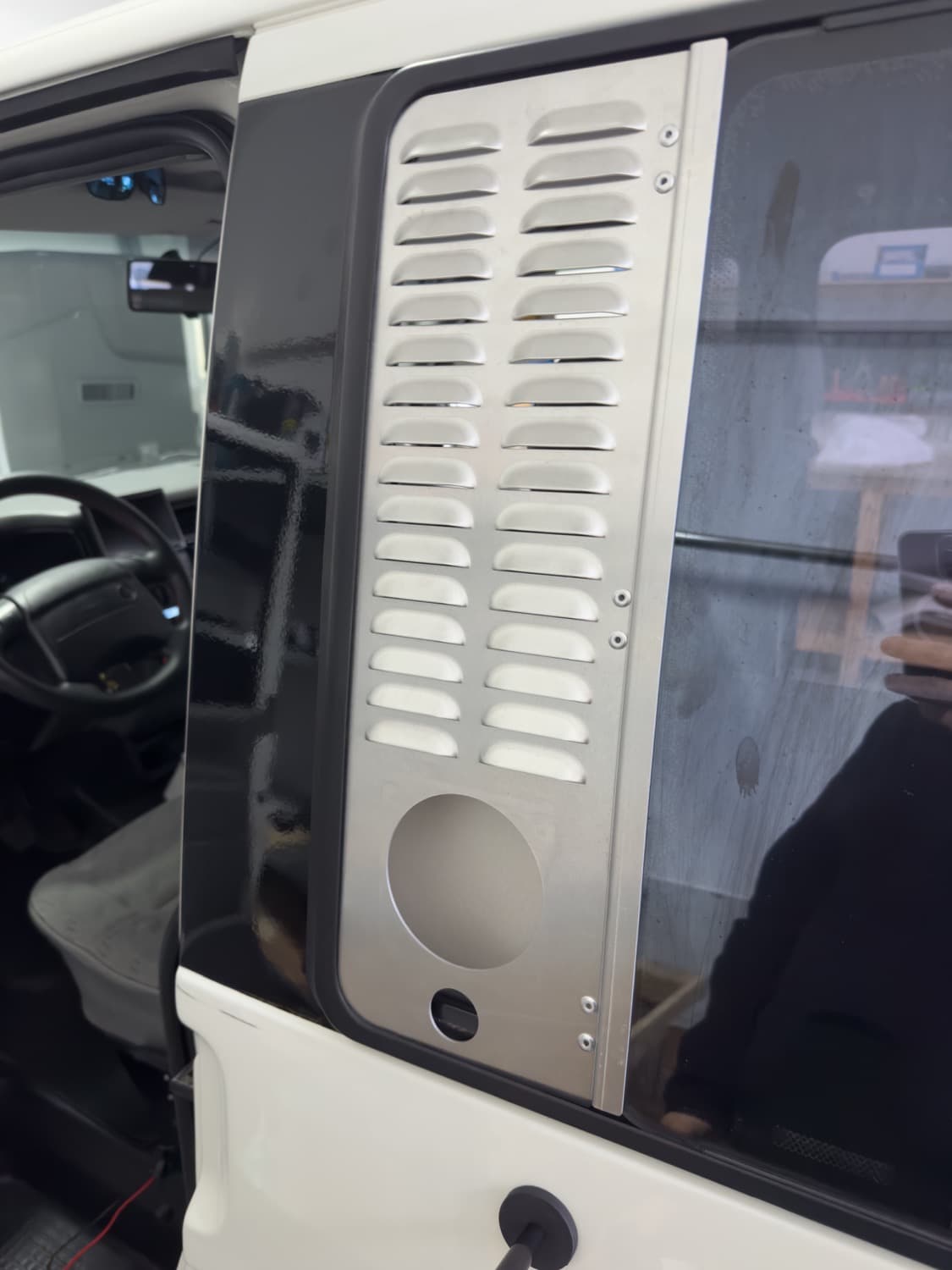 VW T4 Schiebefenster Lüftung mit Solar- und CEE-Einspeisungsstecker für Landstrom VW T4 Schiebefenster Lüftung mit Solar- und CEE-Einspeisungsstecker für Landstrom