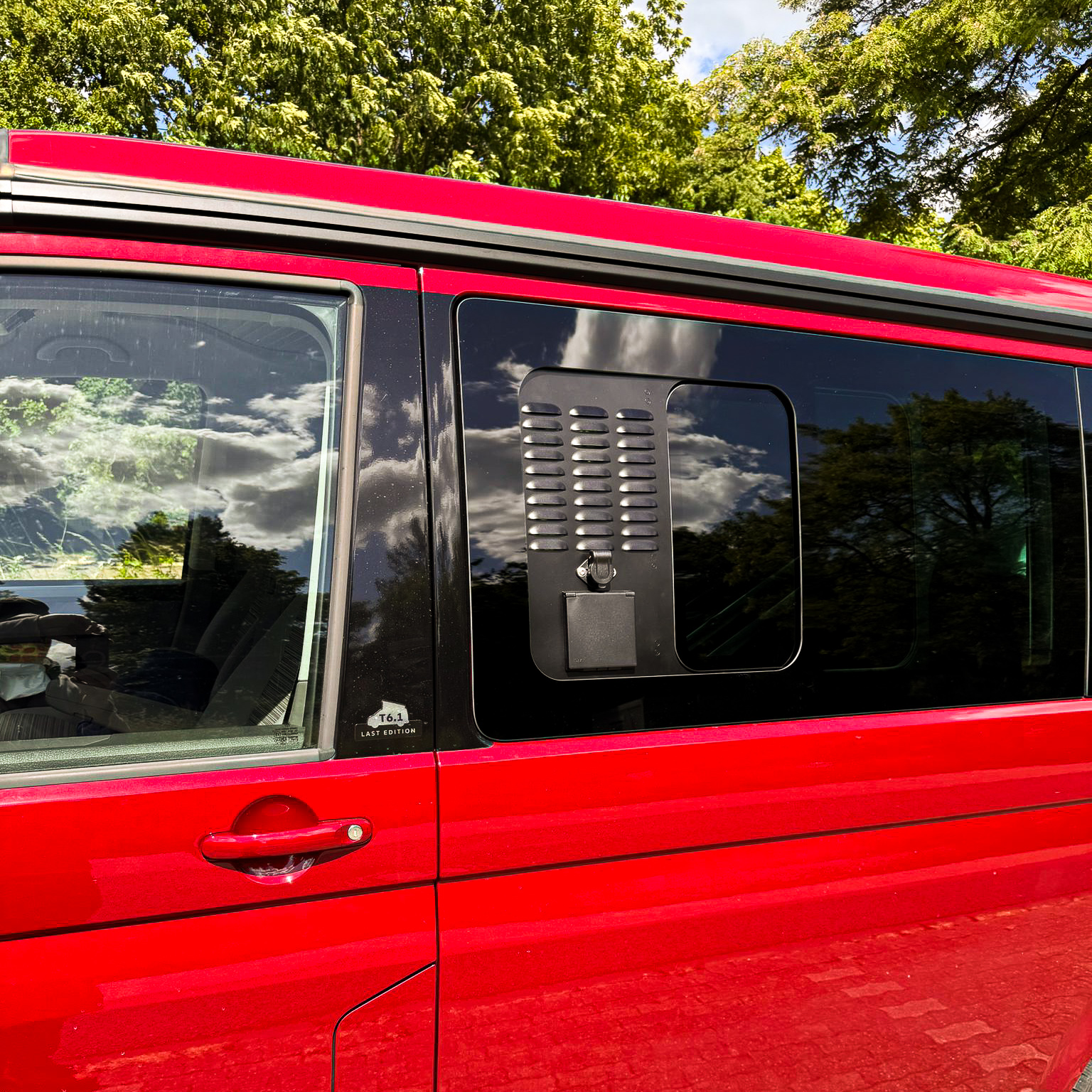 VenturaFlex für VW T6.1 - Lüftung, CEE Anschluss mit RCD und Fliegengitter VenturaFlex für VW T6.1 - Lüftung, CEE Anschluss mit RCD und Fliegengitter