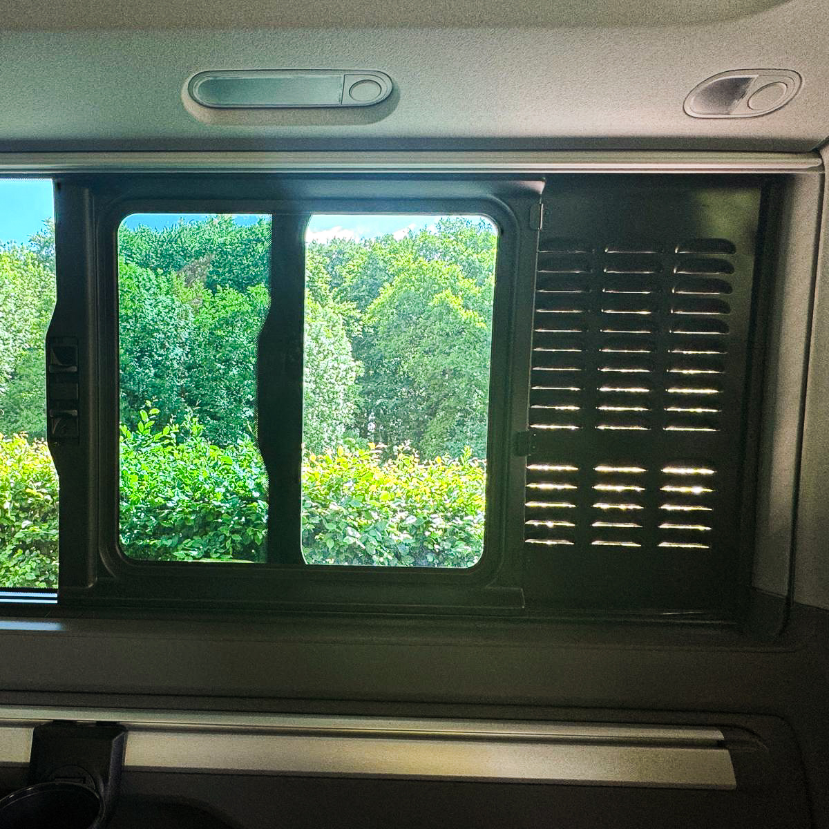 Lüftungsgitter VW T6.1 für das Schiebefenster Lüftungsgitter VW T6.1 für das Schiebefenster