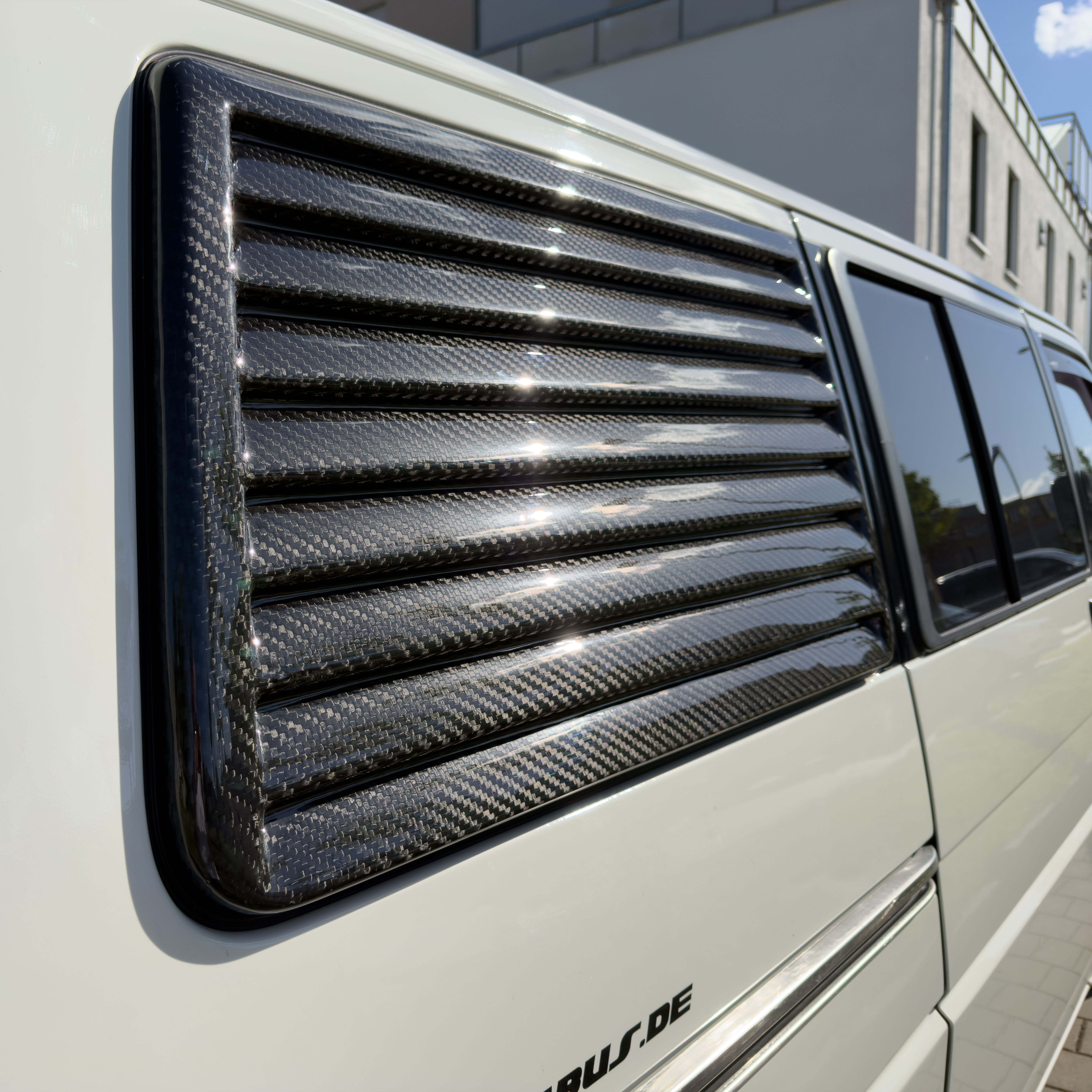 Formblenden für hinteres Seitenfenster passend für VW T4 Formblenden für hinteres Seitenfenster passend für VW T4