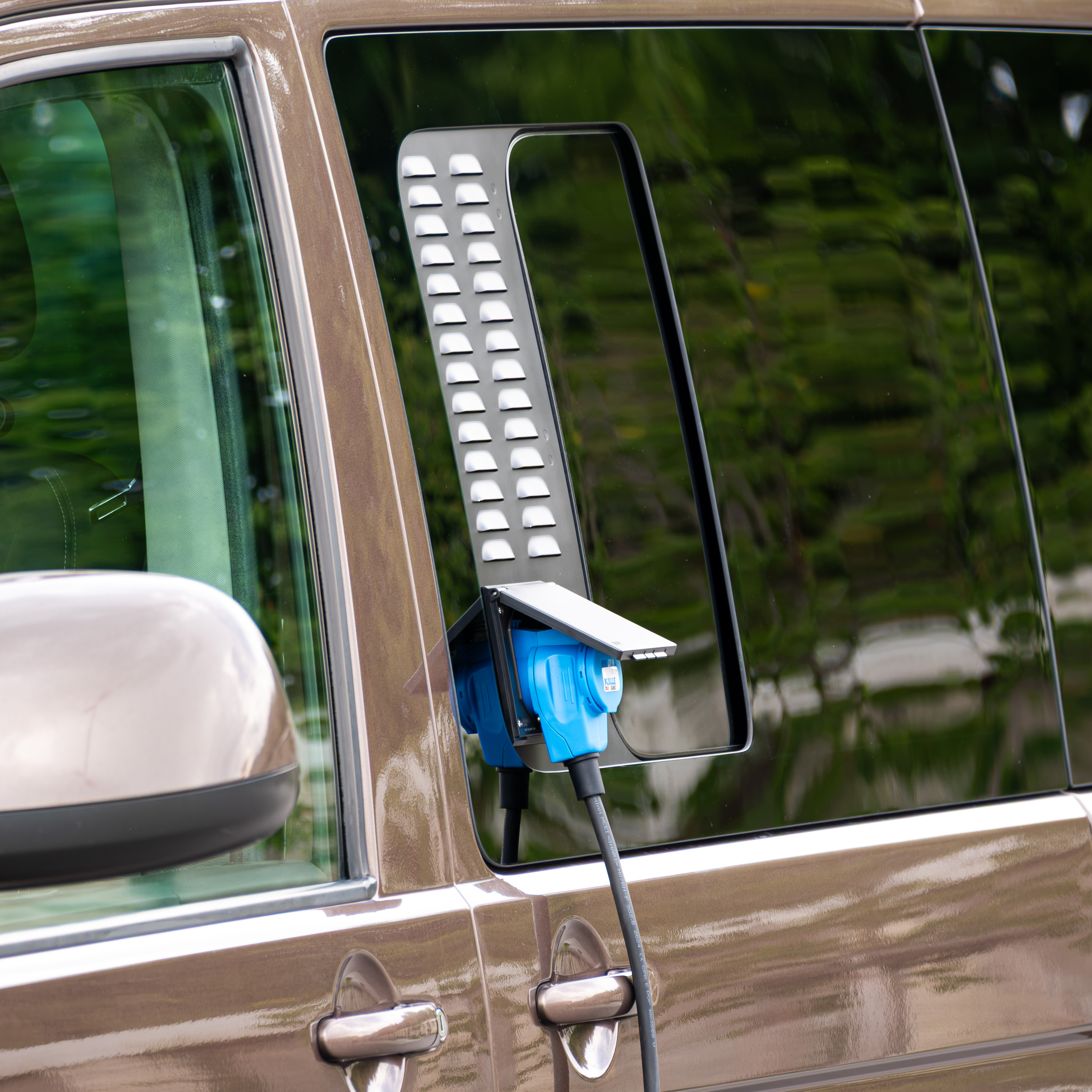 VenturaFlex – Lüftungsmodul mit CEE-Anschluss (RCD) und Fliegengitter, passend für VW T5, T6 VenturaFlex – Lüftungsmodul mit CEE-Anschluss (RCD) und Fliegengitter, passend für VW T5, T6