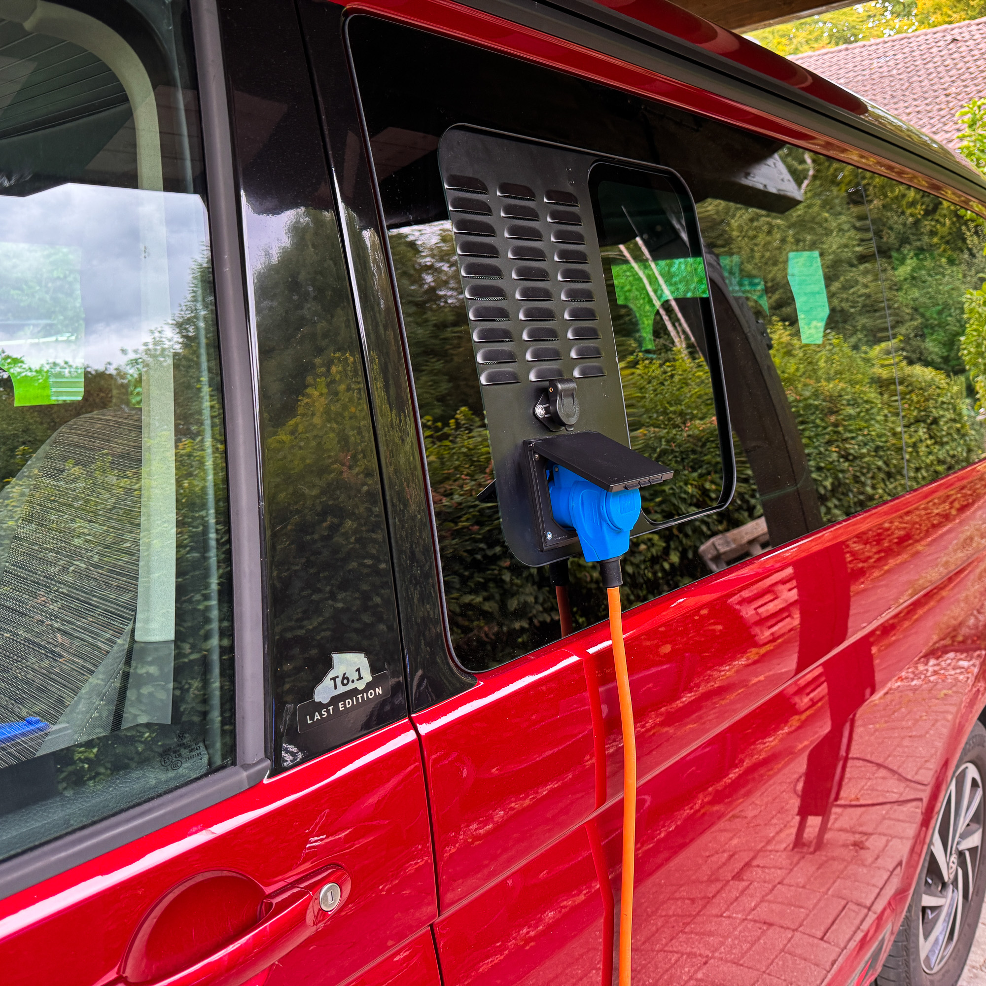 Roter VW T6 mit Venturaflex Venturaflex mit eingestecktem Stromkabel an einem roten VW T6 angeschlossen