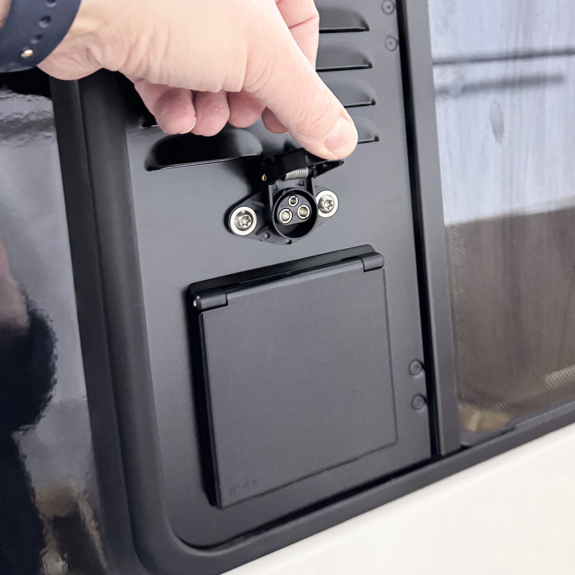 VW T4 Schiebefenster Luftung mit Solar- und CEE-Einspeisungsstecker fur Landstrom-6 VW T4 Schiebefenster Luftung mit Solar- und CEE-Einspeisungsstecker fur Landstrom-6