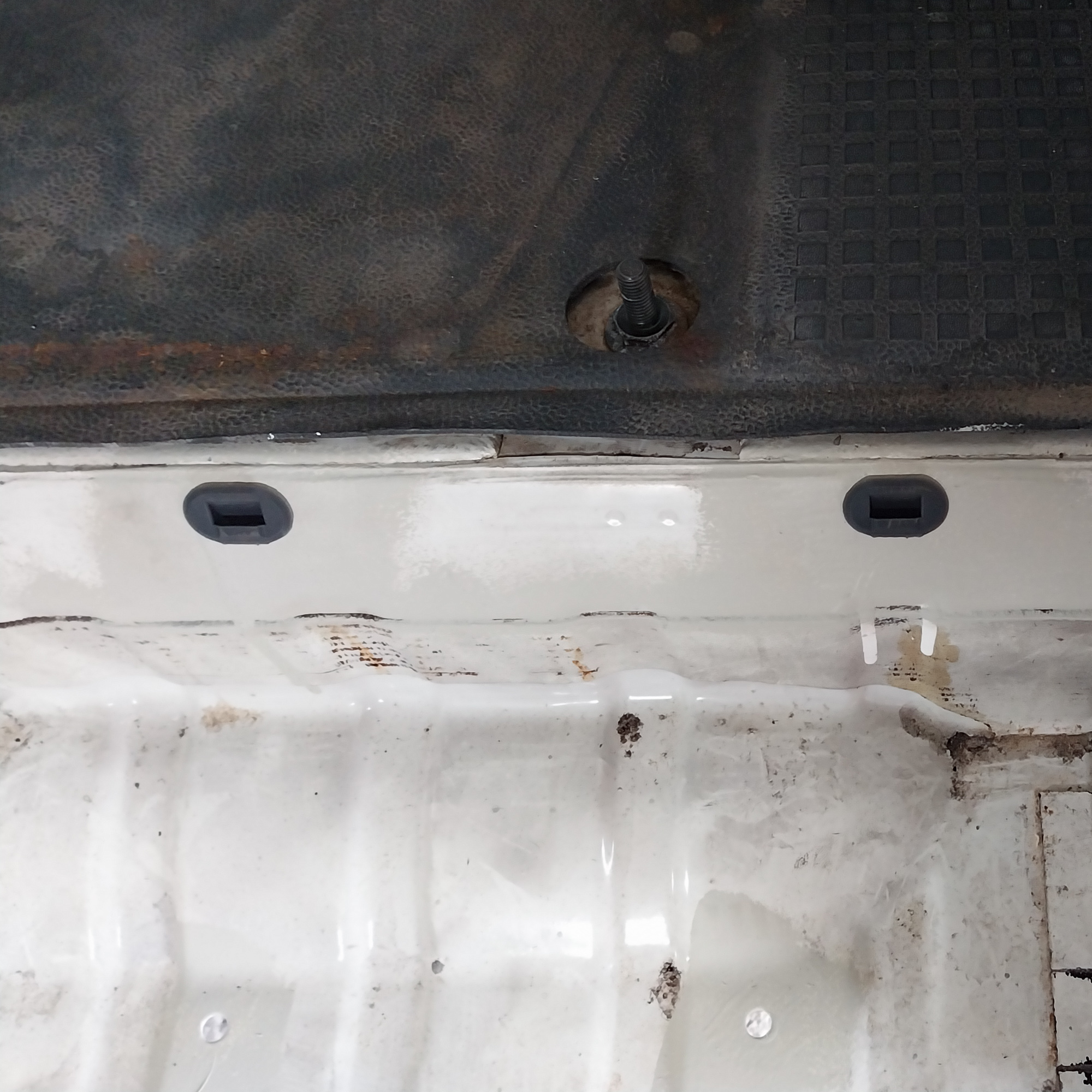 Tülle / Befestigungsclip für die Trittstufe am Einstieg – passend für VW T4 – Nachbau Tülle/Befestigungsclip für Trittstufe (Einstieg) – passend für VW T4