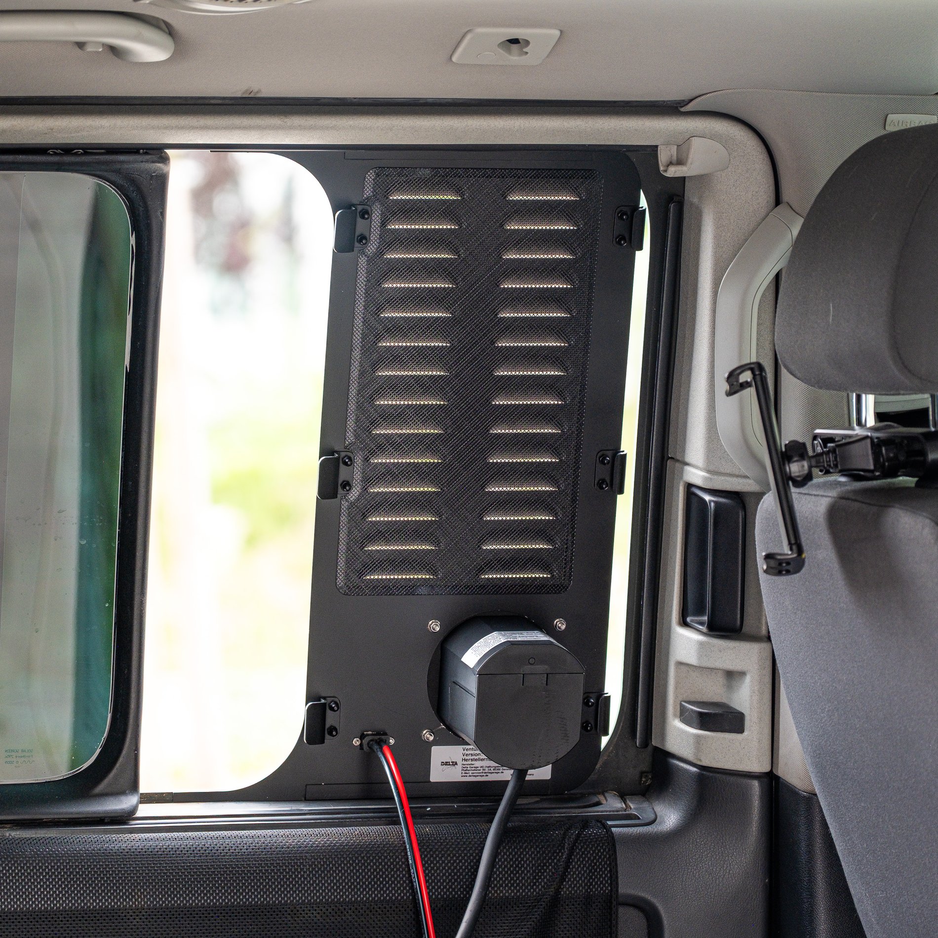 VenturaFlex – Lüftungsmodul mit CEE-Anschluss (RCD) und Fliegengitter, passend für VW T5, T6 VenturaFlex – Lüftungsmodul mit CEE-Anschluss (RCD) und Fliegengitter, passend für VW T5, T6
