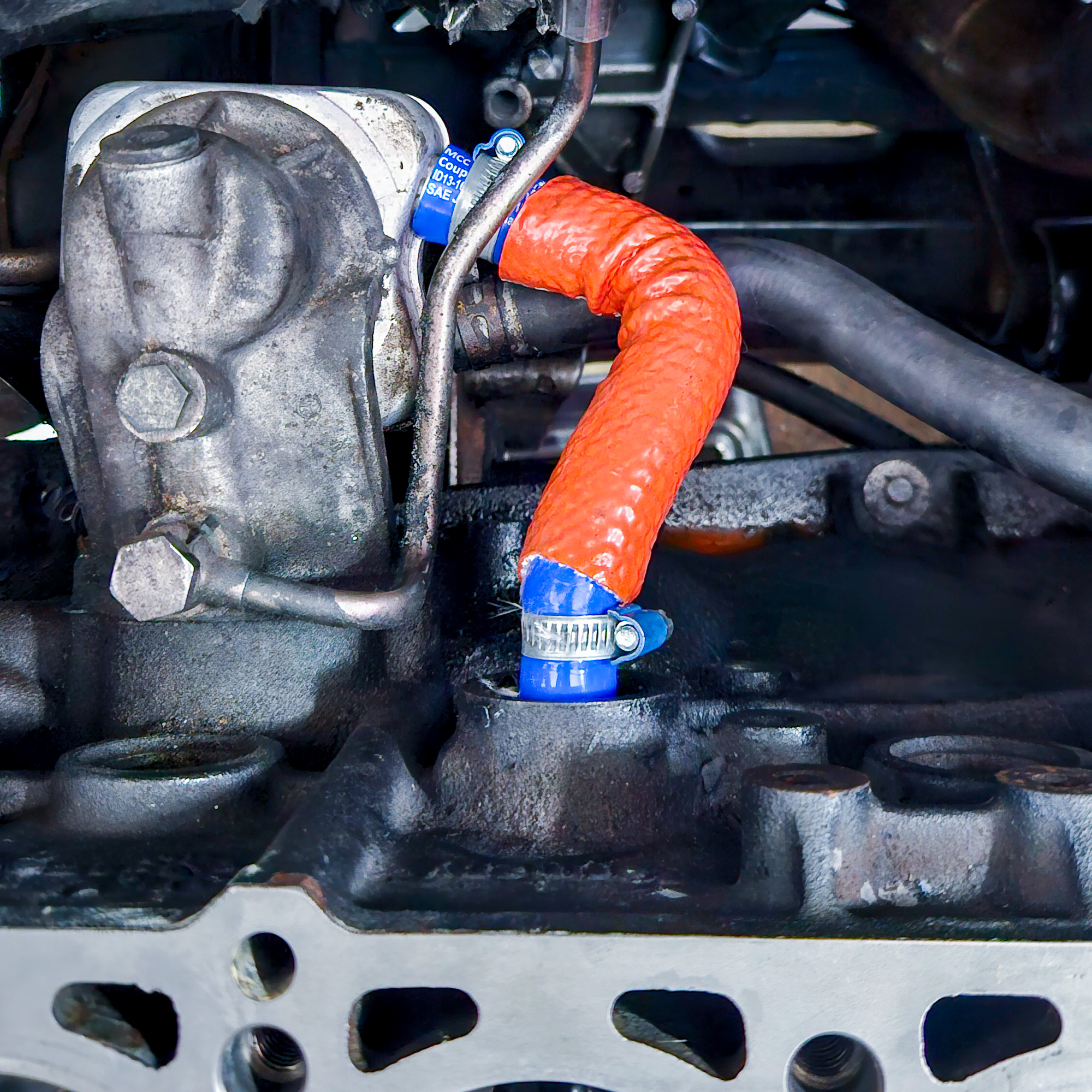 Neuer Wasserschlauch zum Ölkühler im VW T4 Nachbau eines neuen Wasserschlauch zum Ölkühler im Motorraum eines VW T4