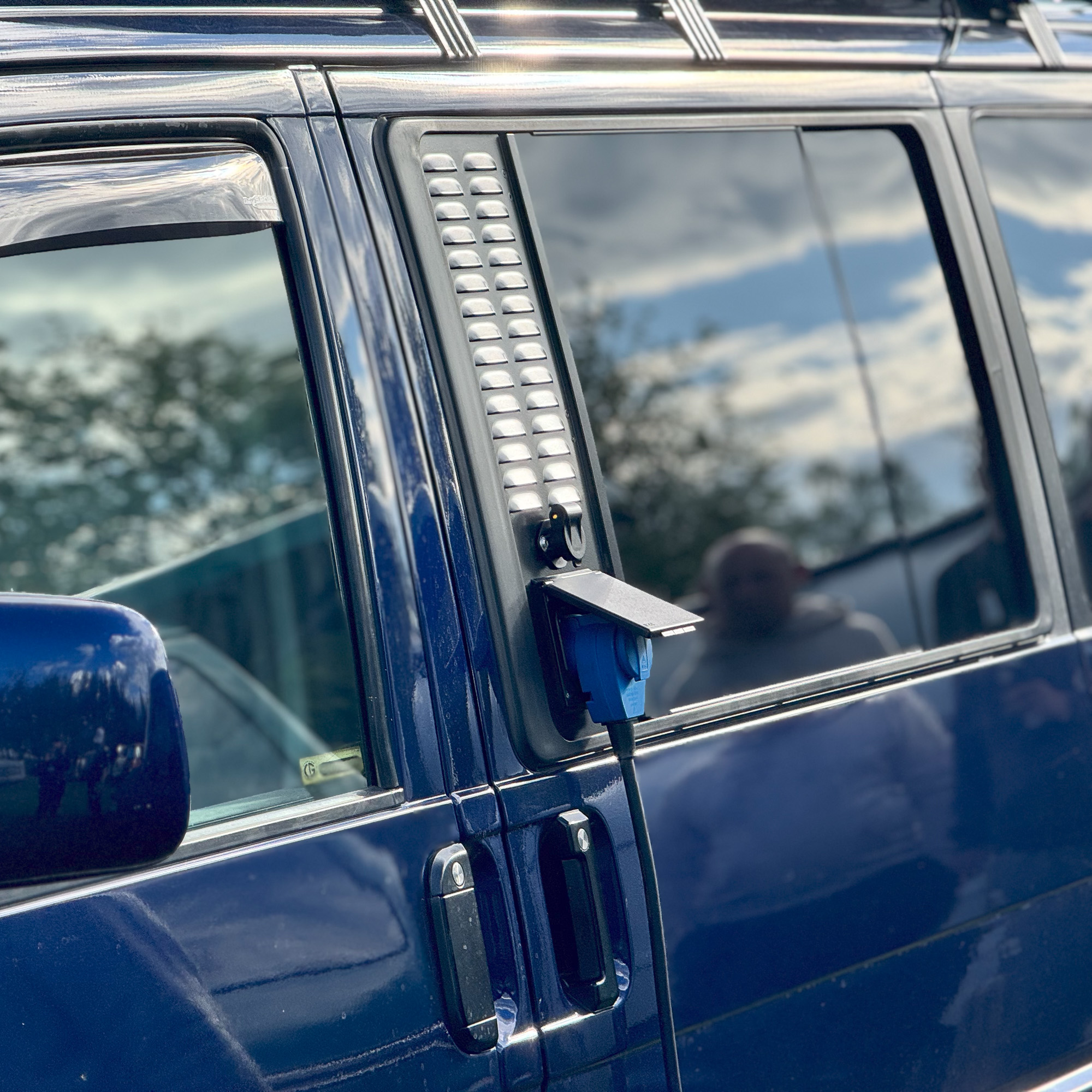 Venturaflex Kunde VW T4 3 Venturaflex mit Stecker an einem blauen VW T4 montiert