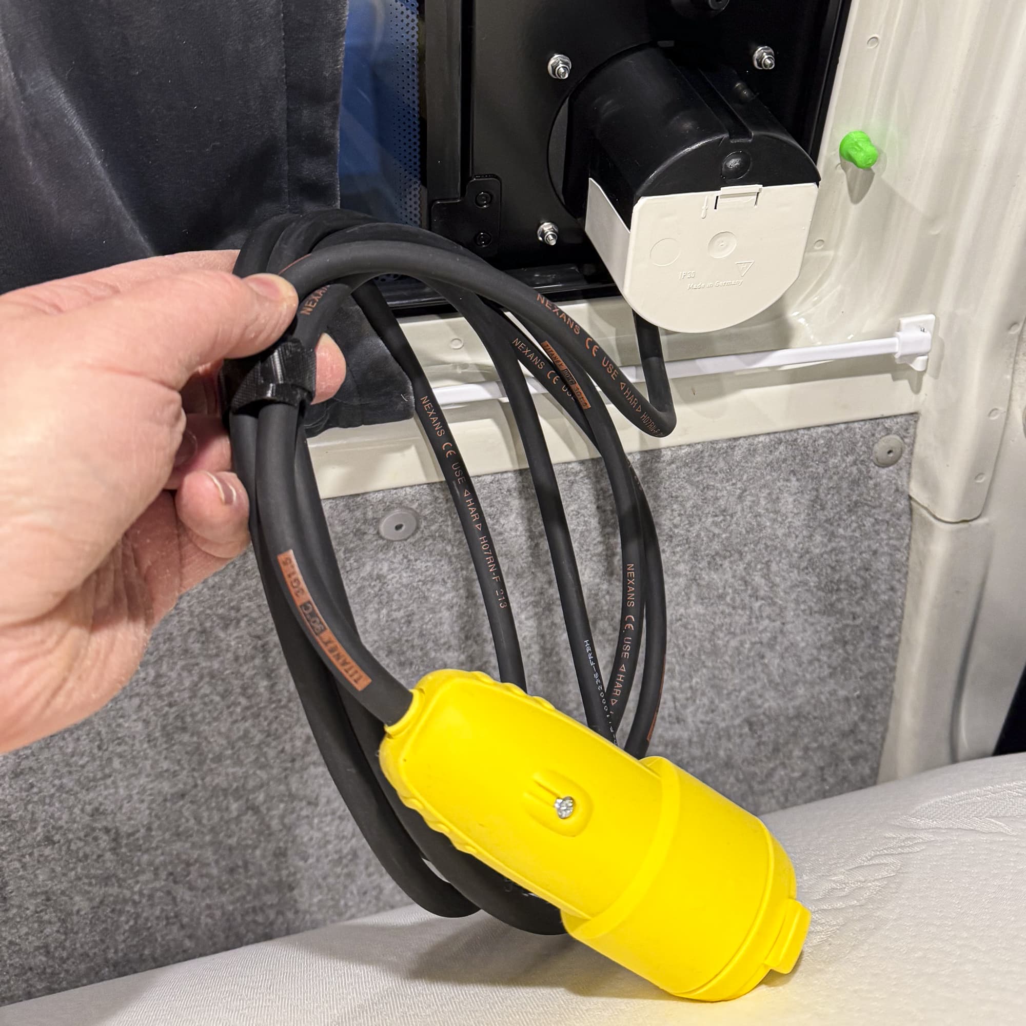 VW T4 Schiebefenster Luftung mit Solar- und CEE-Einspeisungsstecker fur Landstrom-6 VW T4 Schiebefenster Luftung mit Solar- und CEE-Einspeisungsstecker fur Landstrom-6