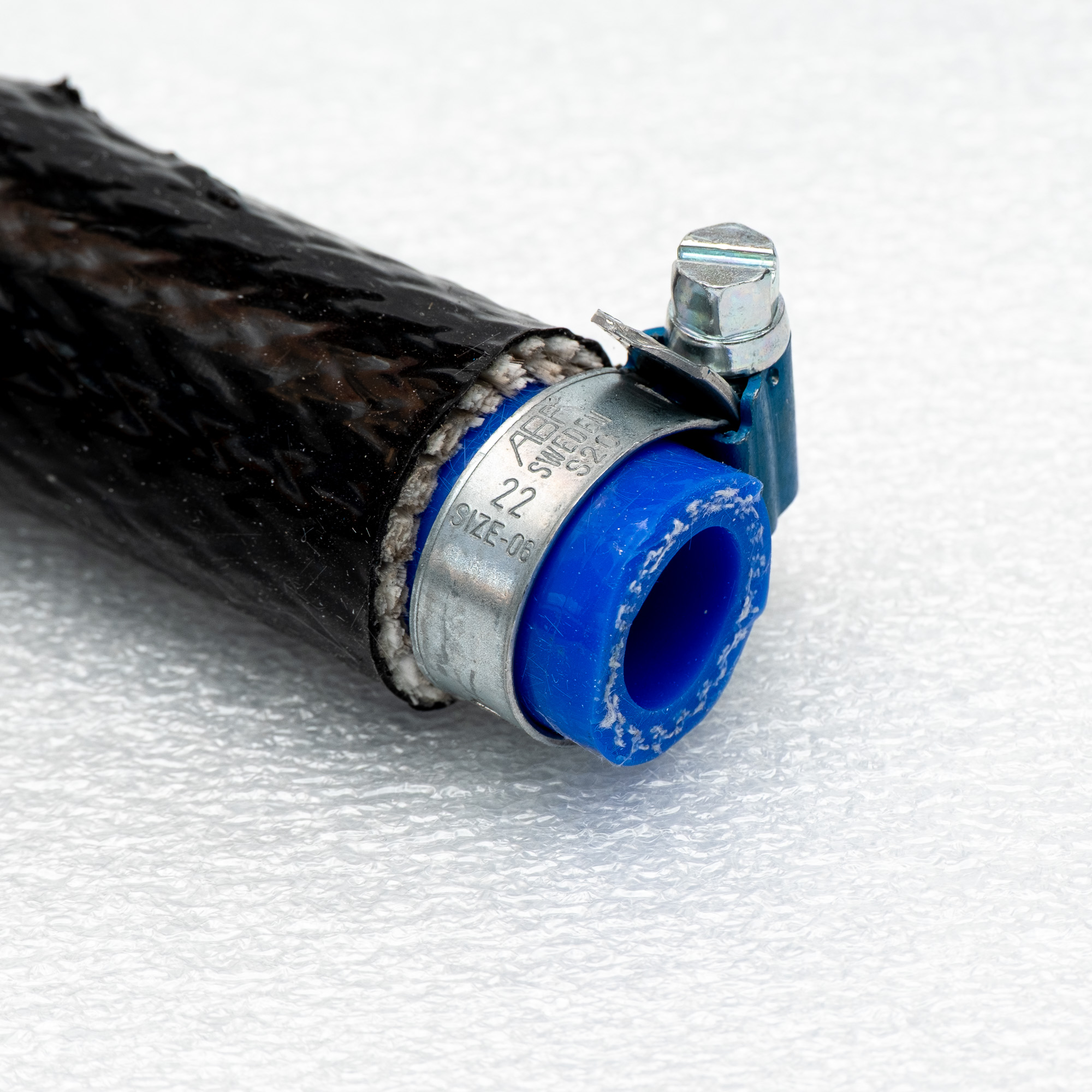 VW T4 Wasserschlauch zum Olkühler 2,4 D, 2,5 TDI verstärkte Ausführung mit Hitzeschild 2 Nahaufnahme vom Nachbau des Wasserschlauch zum Ölkühler für den VW T4 mit der Schelle am langen Ende