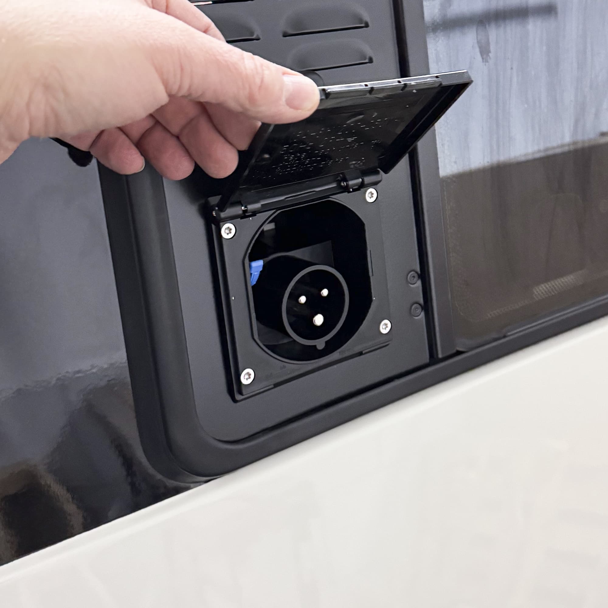VW T4 Schiebefenster Luftung mit Solar- und CEE-Einspeisungsstecker fur Landstrom-6 VW T4 Schiebefenster Luftung mit Solar- und CEE-Einspeisungsstecker fur Landstrom-6