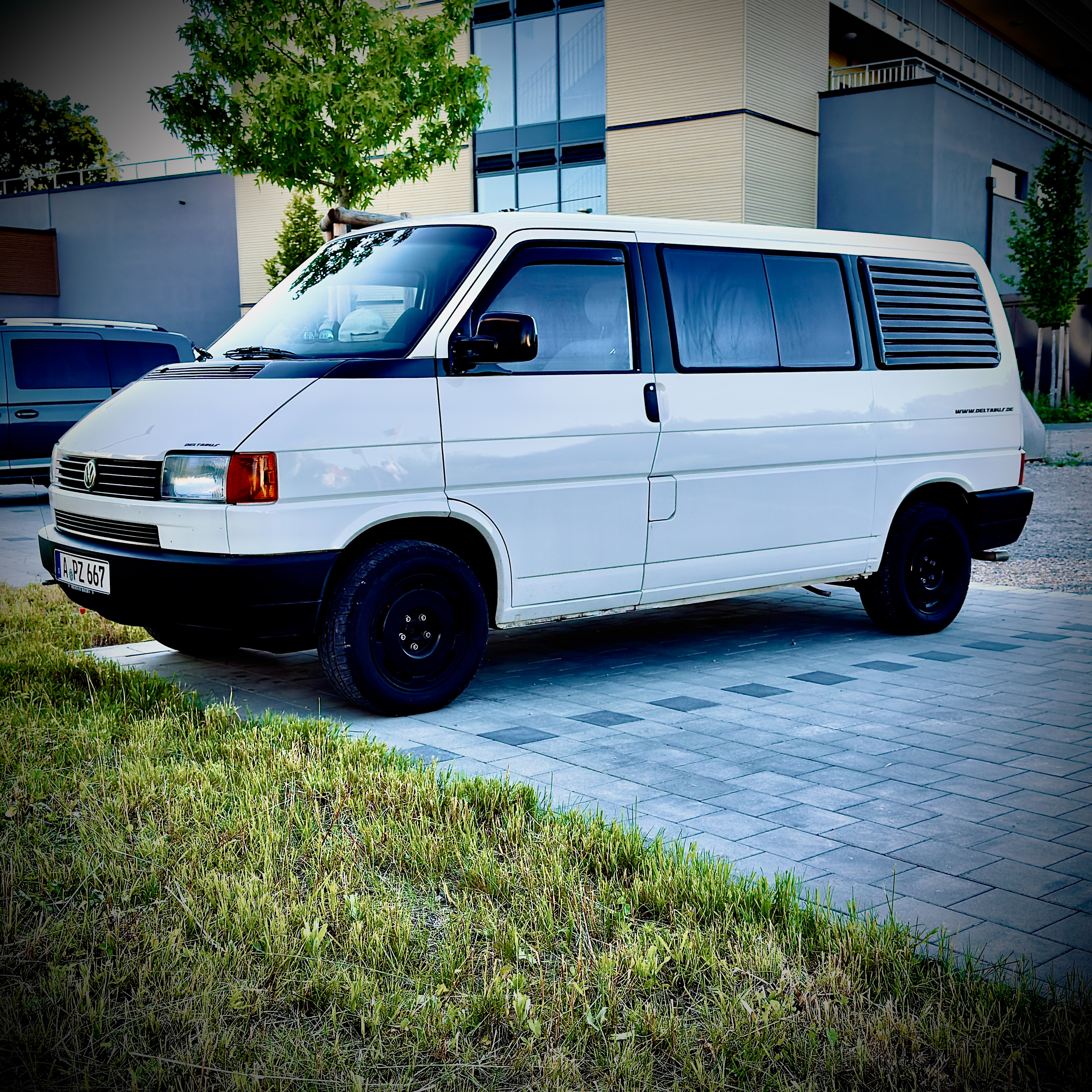 Formblenden für hinteres Seitenfenster passend für VW T4 Formblenden für hinteres Seitenfenster passend für VW T4