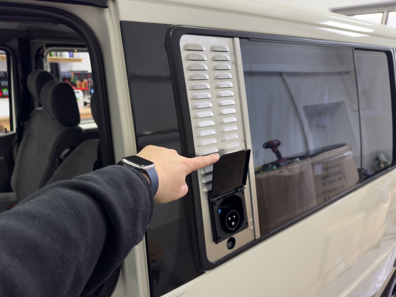 VW T4 Schiebefenster Lüftung mit Solar- und CEE-Einspeisungsstecker für Landstrom VW T4 Schiebefenster Lüftung mit Solar- und CEE-Einspeisungsstecker für Landstrom