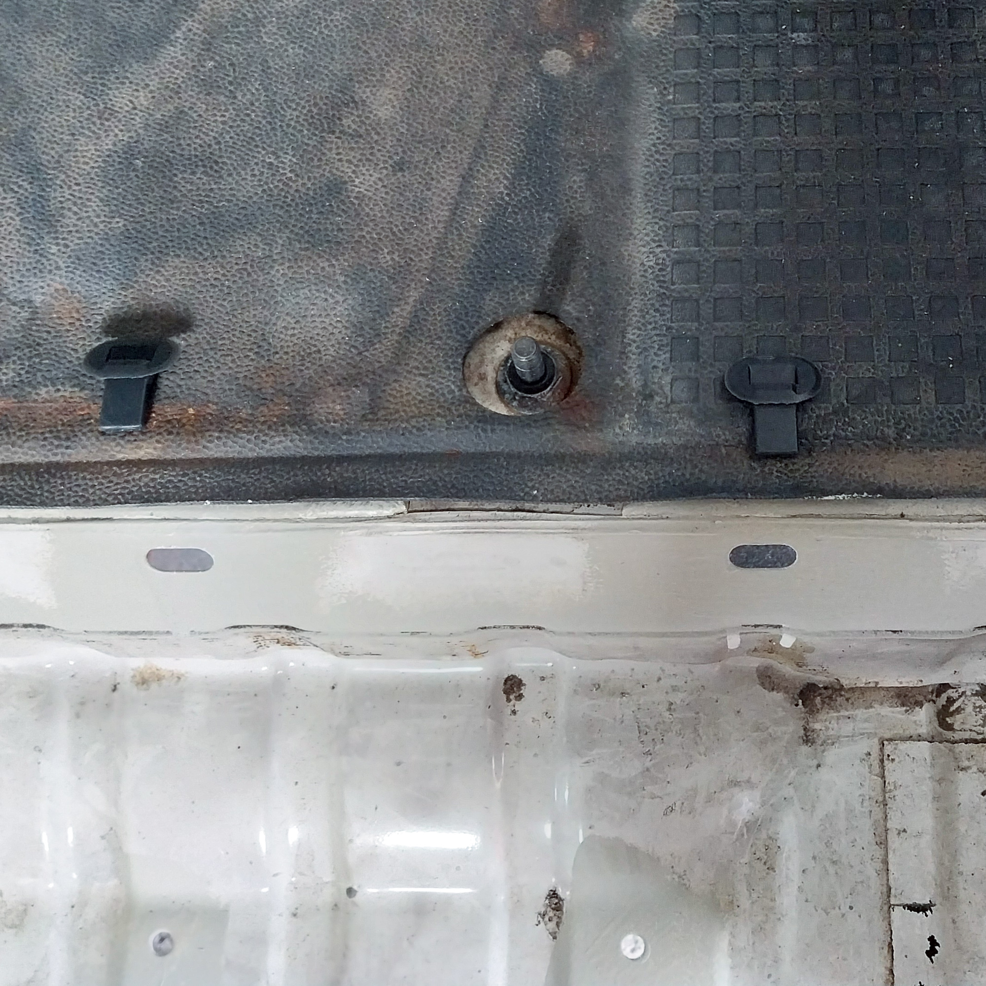 Tülle / Befestigungsclip für die Trittstufe am Einstieg – passend für VW T4 – Nachbau Tülle/Befestigungsclip für Trittstufe (Einstieg) – passend für VW T4