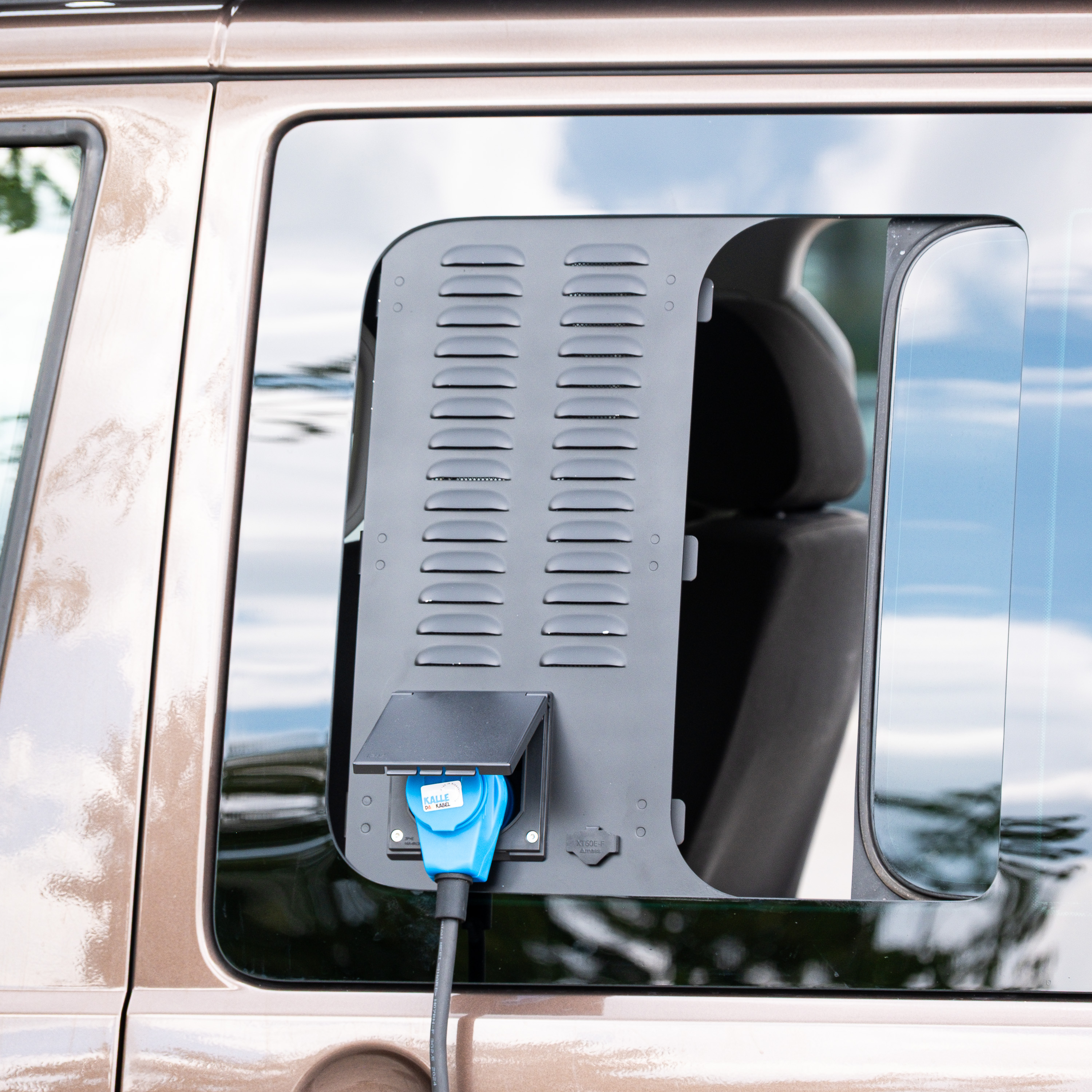 VenturaFlex – Lüftungsmodul mit CEE-Anschluss (RCD) und Fliegengitter, passend für VW T5, T6