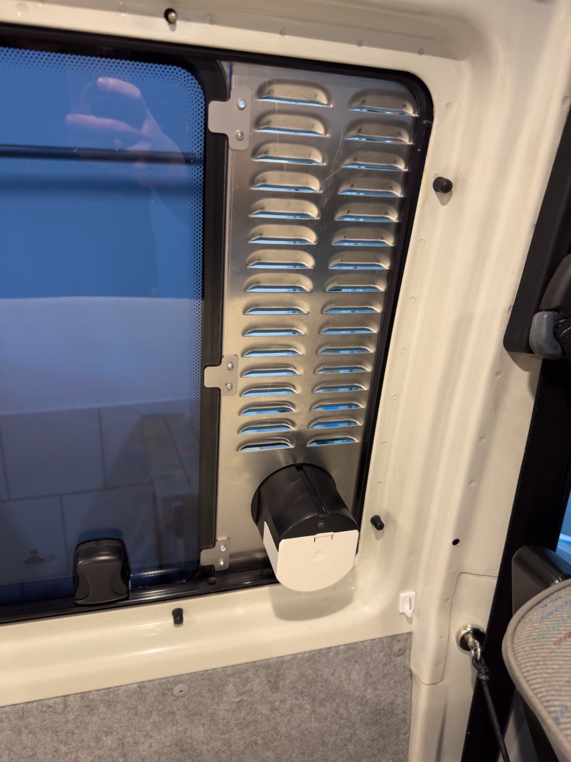 VW T4 Schiebefenster Lüftung mit Solar- und CEE-Einspeisungsstecker für Landstrom VW T4 Schiebefenster Lüftung mit Solar- und CEE-Einspeisungsstecker für Landstrom