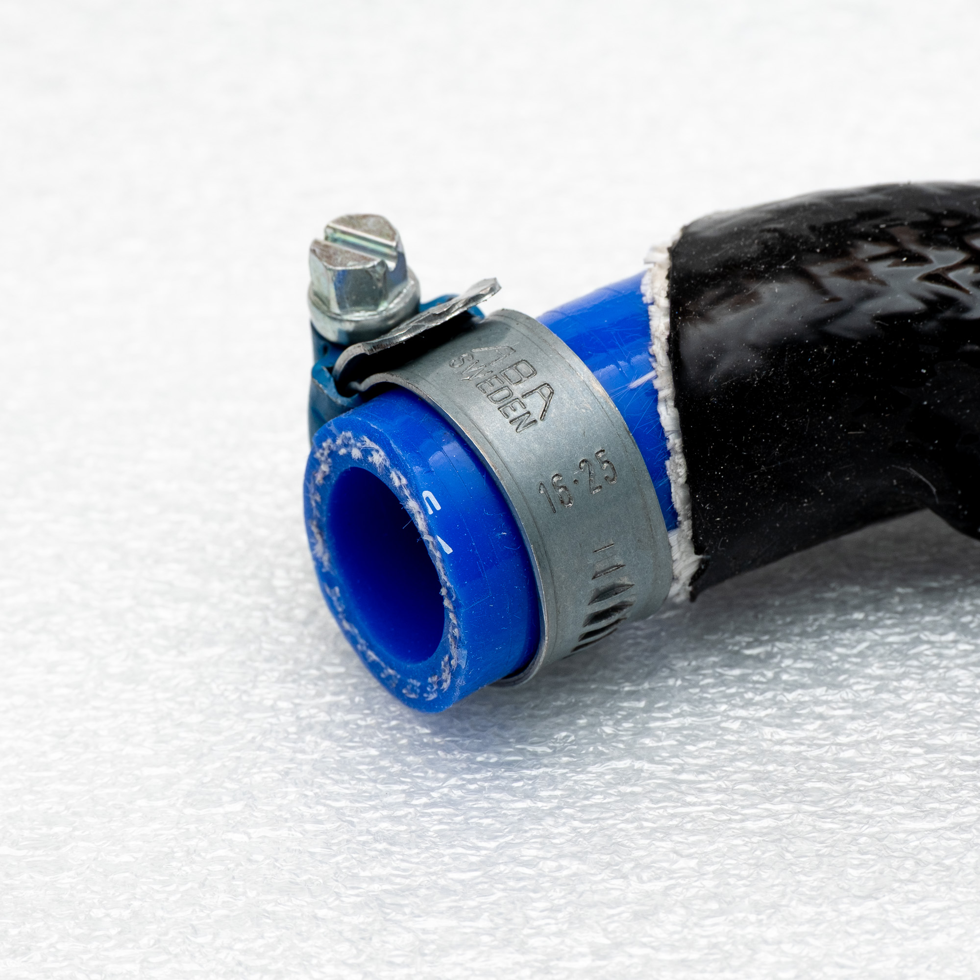 VW T4 Wasserschlauch zum Olkühler 2,4 D, 2,5 TDI verstärkte Ausführung mit Hitzeschild 3 Detailaufnahme der Rekonstruktion des Wasserschlauch zum Ölkühler für den VW T4 mit der Schelle am kurzen Ende