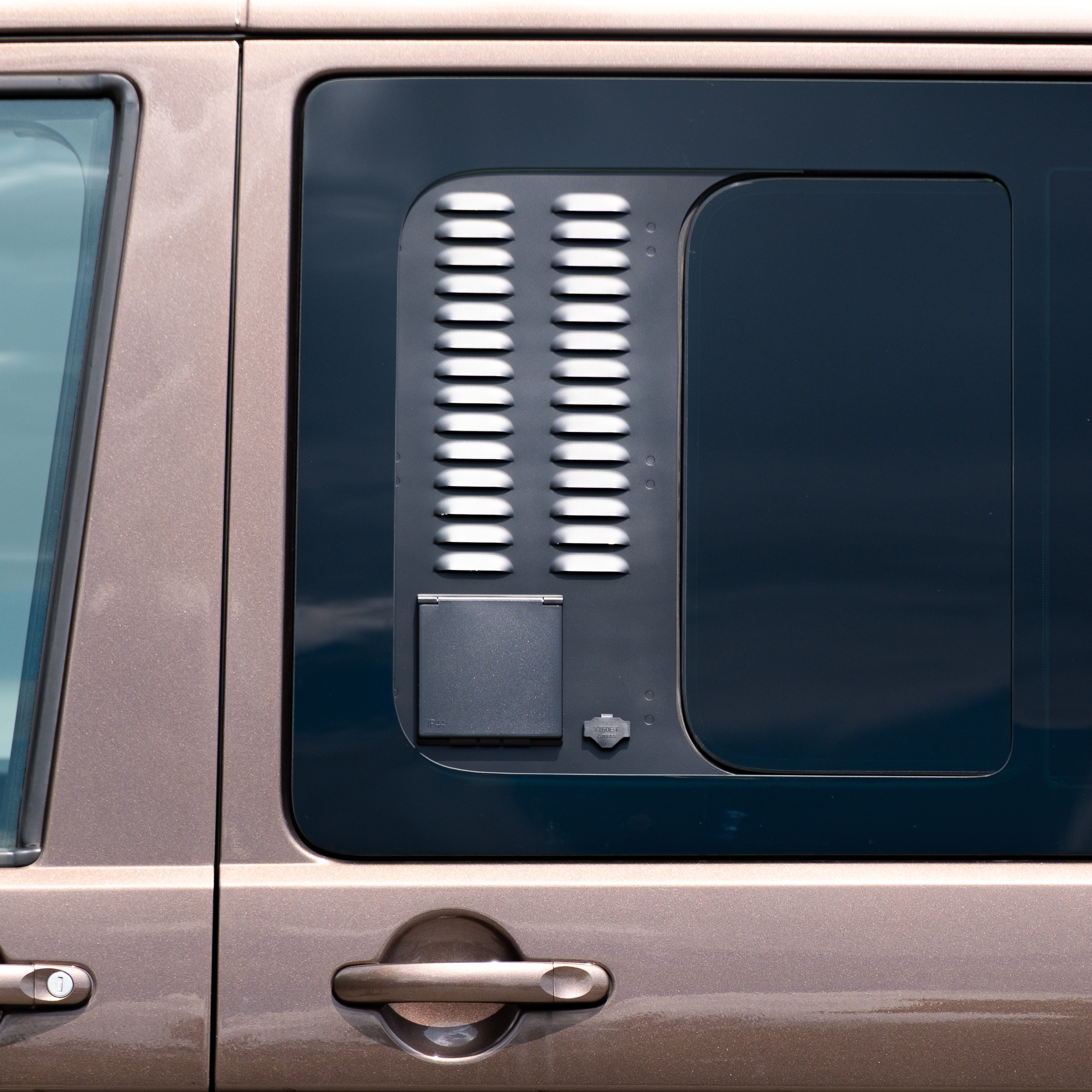 VenturaFlex – Lüftungsmodul mit CEE-Anschluss (RCD) und Fliegengitter, passend für VW T5, T6 VenturaFlex – Lüftungsmodul mit CEE-Anschluss (RCD) und Fliegengitter, passend für VW T5, T6